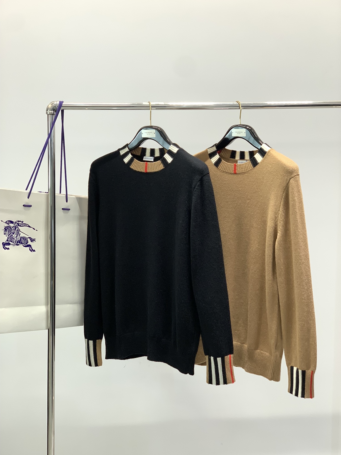 ，Burberry 巴宝莉，2025秋冬最新品，专柜同步有售，原单狠货，时尚休闲圆领长袖针织羊毛🐏毛衣，