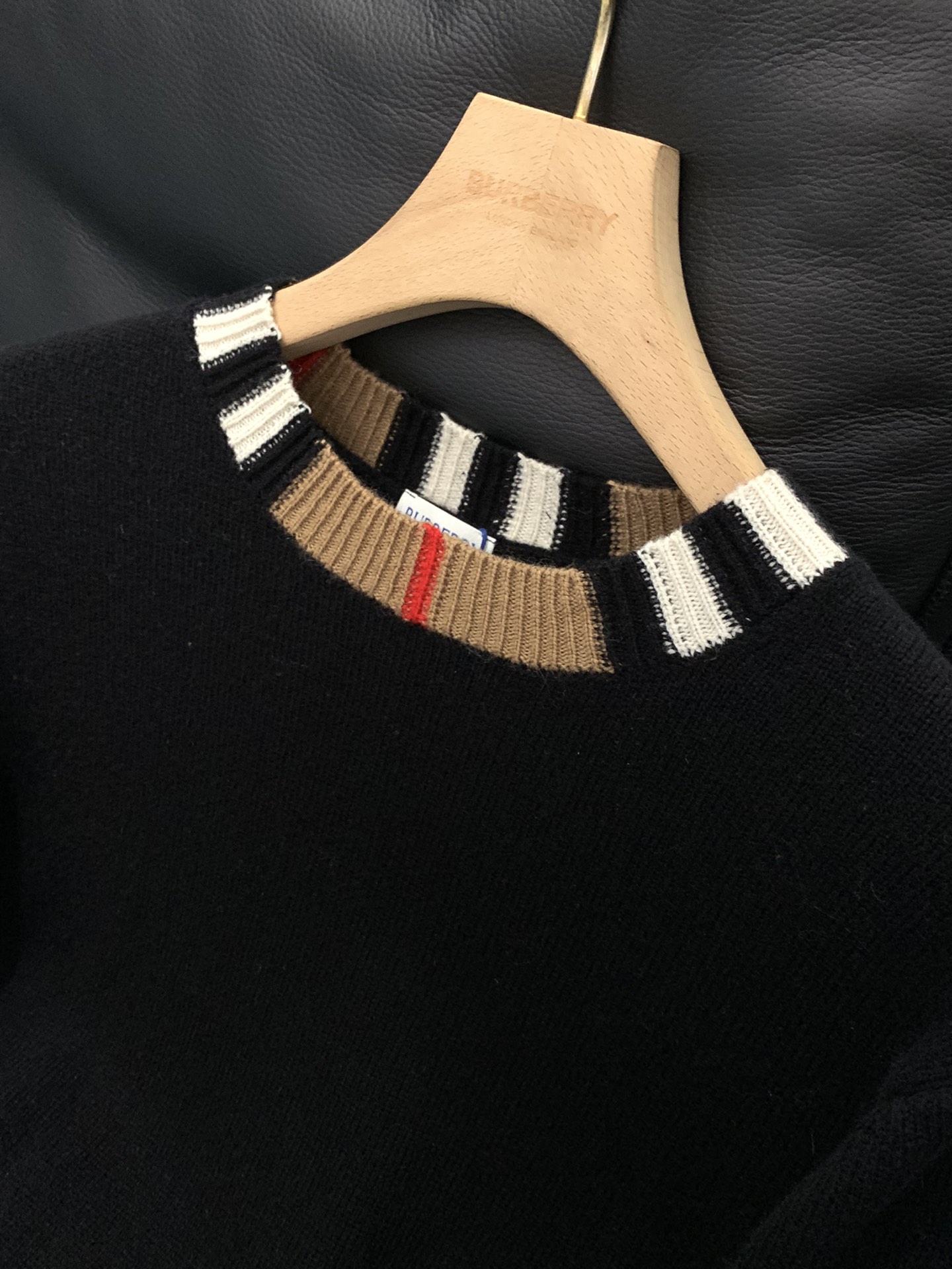 ，Burberry 巴宝莉，2025秋冬最新品，专柜同步有售，原单狠货，时尚休闲圆领长袖针织羊毛🐏毛衣，