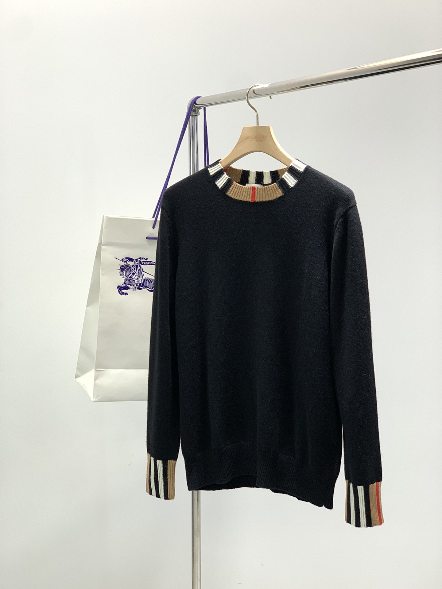 ，Burberry 巴宝莉，2025秋冬最新品，专柜同步有售，原单狠货，时尚休闲圆领长袖针织羊毛🐏毛衣，