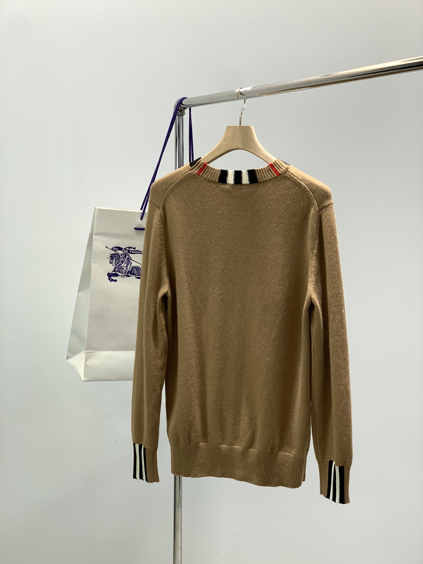 ，Burberry 巴宝莉，2025秋冬最新品，专柜同步有售，原单狠货，时尚休闲圆领长袖针织羊毛🐏毛衣，