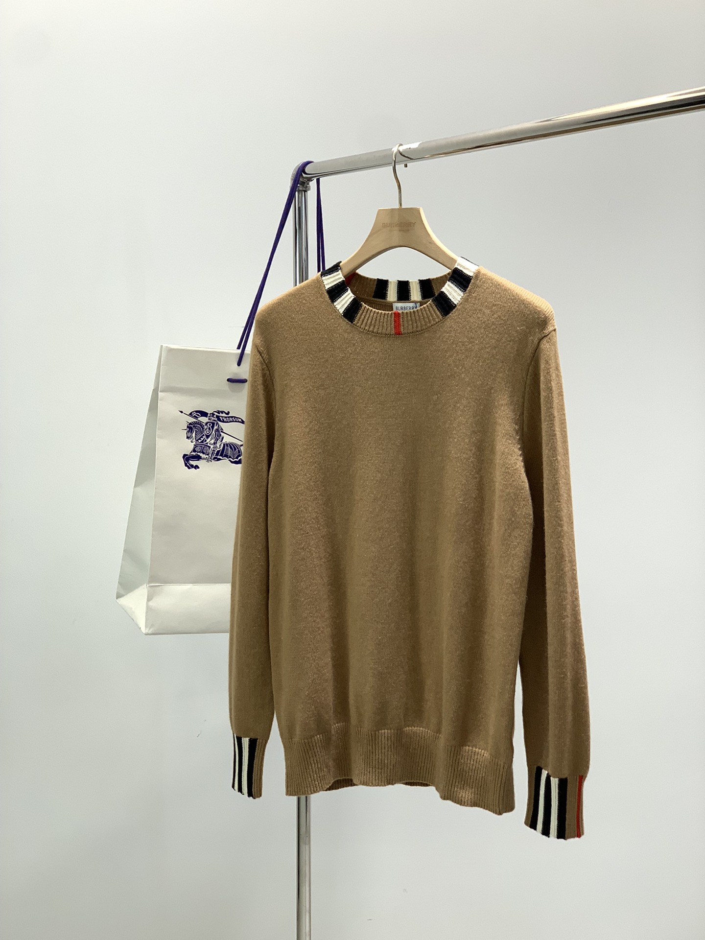 ，Burberry 巴宝莉，2025秋冬最新品，专柜同步有售，原单狠货，时尚休闲圆领长袖针织羊毛🐏毛衣，