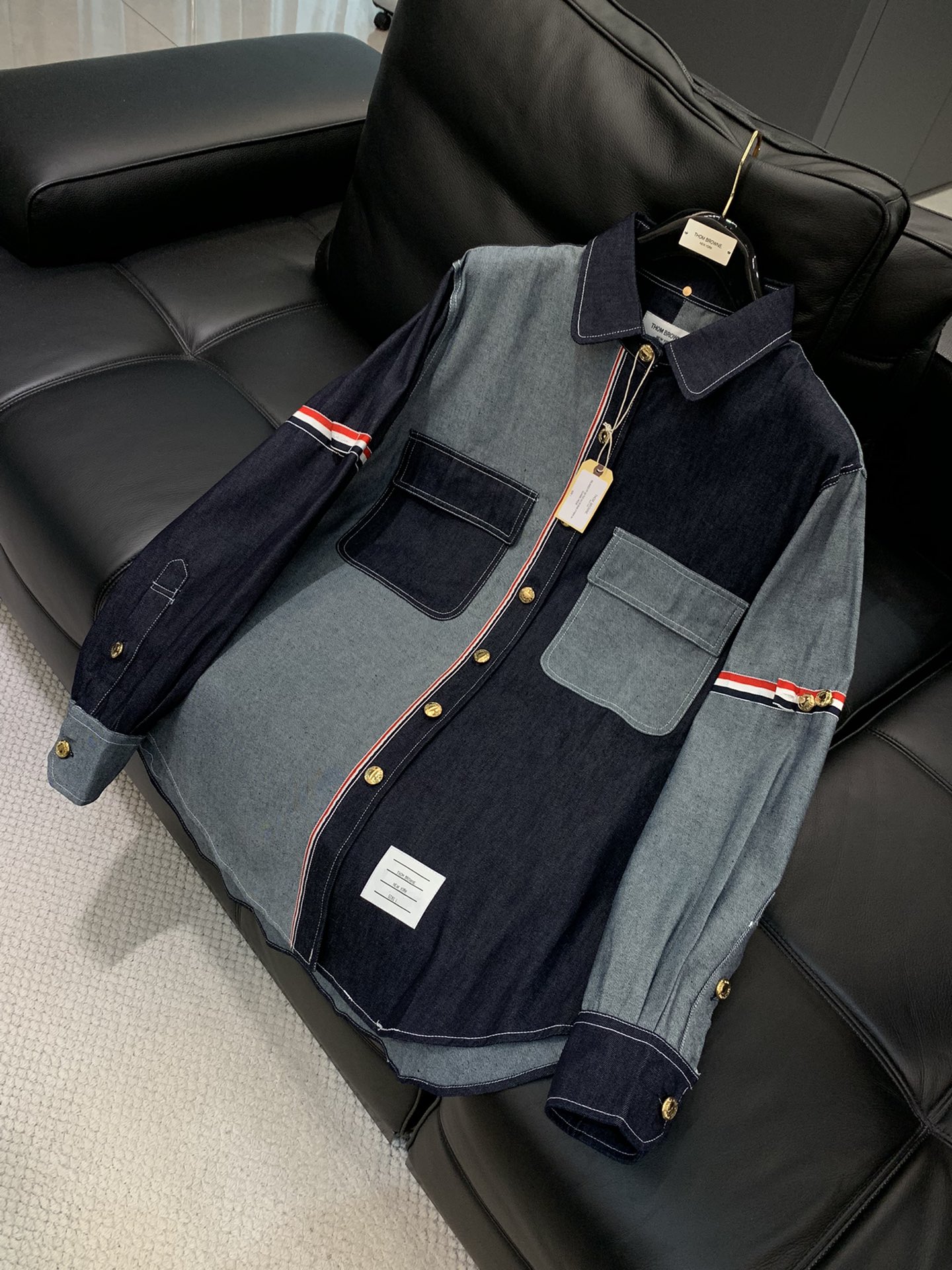 ，Tom Browne 汤姆.布朗，2025秋季最新品，专柜同步有售，原单狠货，时尚休闲牛仔拼接衬衫，上