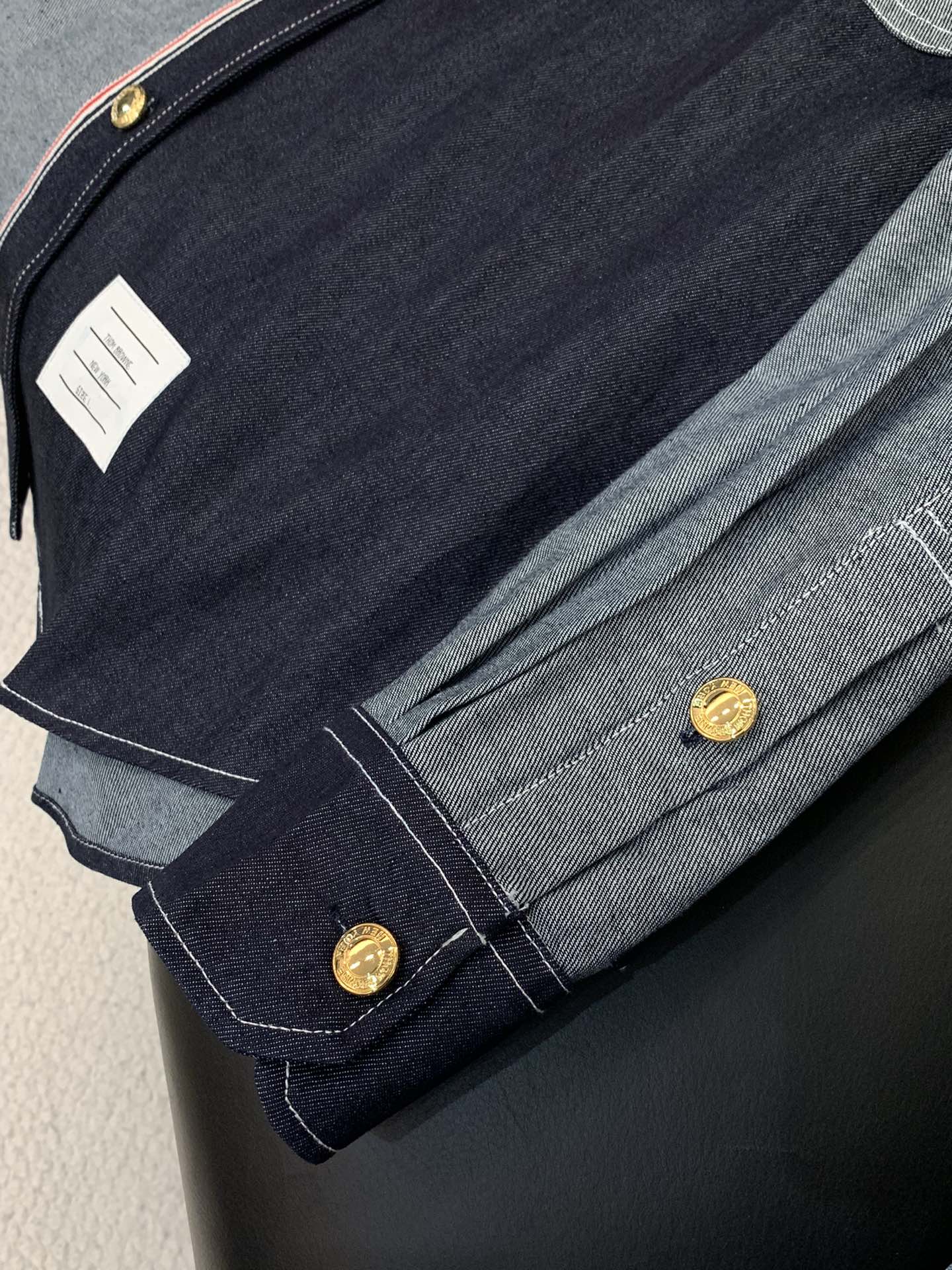 ，Tom Browne 汤姆.布朗，2025秋季最新品，专柜同步有售，原单狠货，时尚休闲牛仔拼接衬衫，上