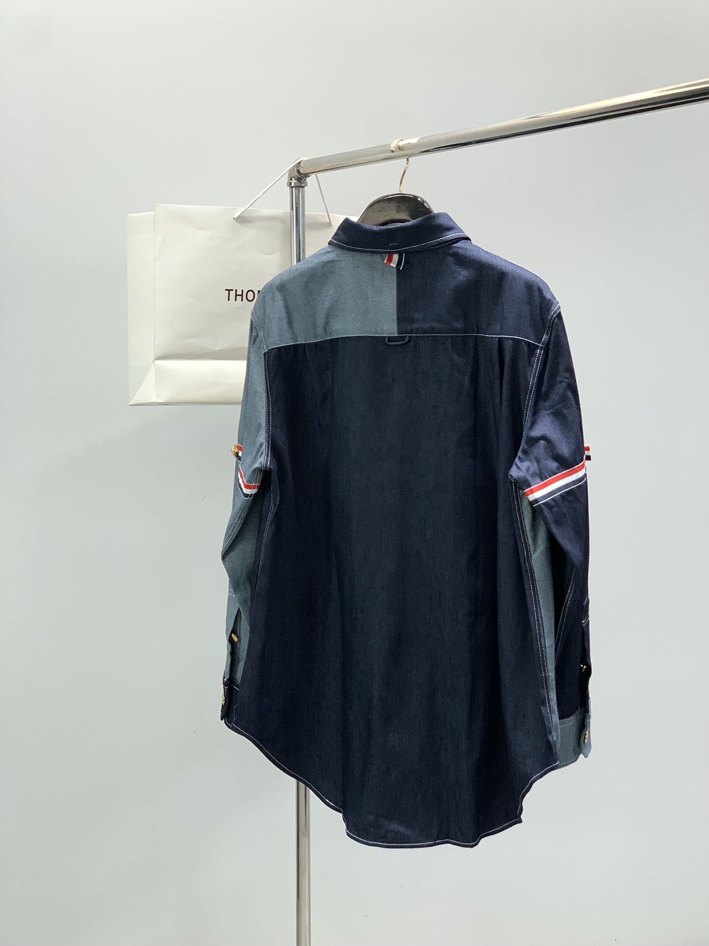 ，Tom Browne 汤姆.布朗，2025秋季最新品，专柜同步有售，原单狠货，时尚休闲牛仔拼接衬衫，上