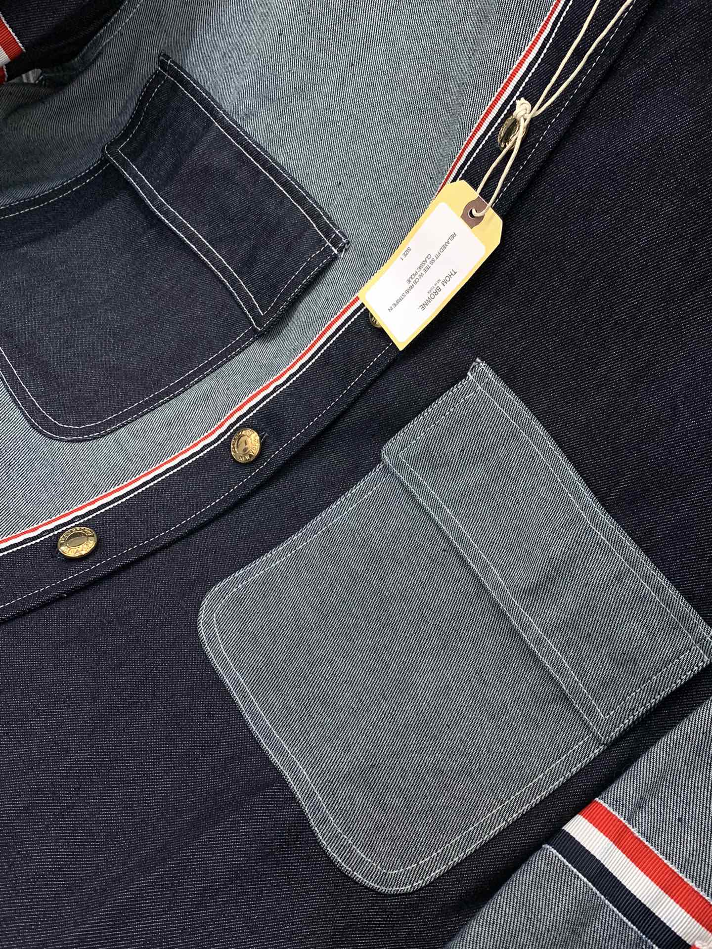 ，Tom Browne 汤姆.布朗，2025秋季最新品，专柜同步有售，原单狠货，时尚休闲牛仔拼接衬衫，上