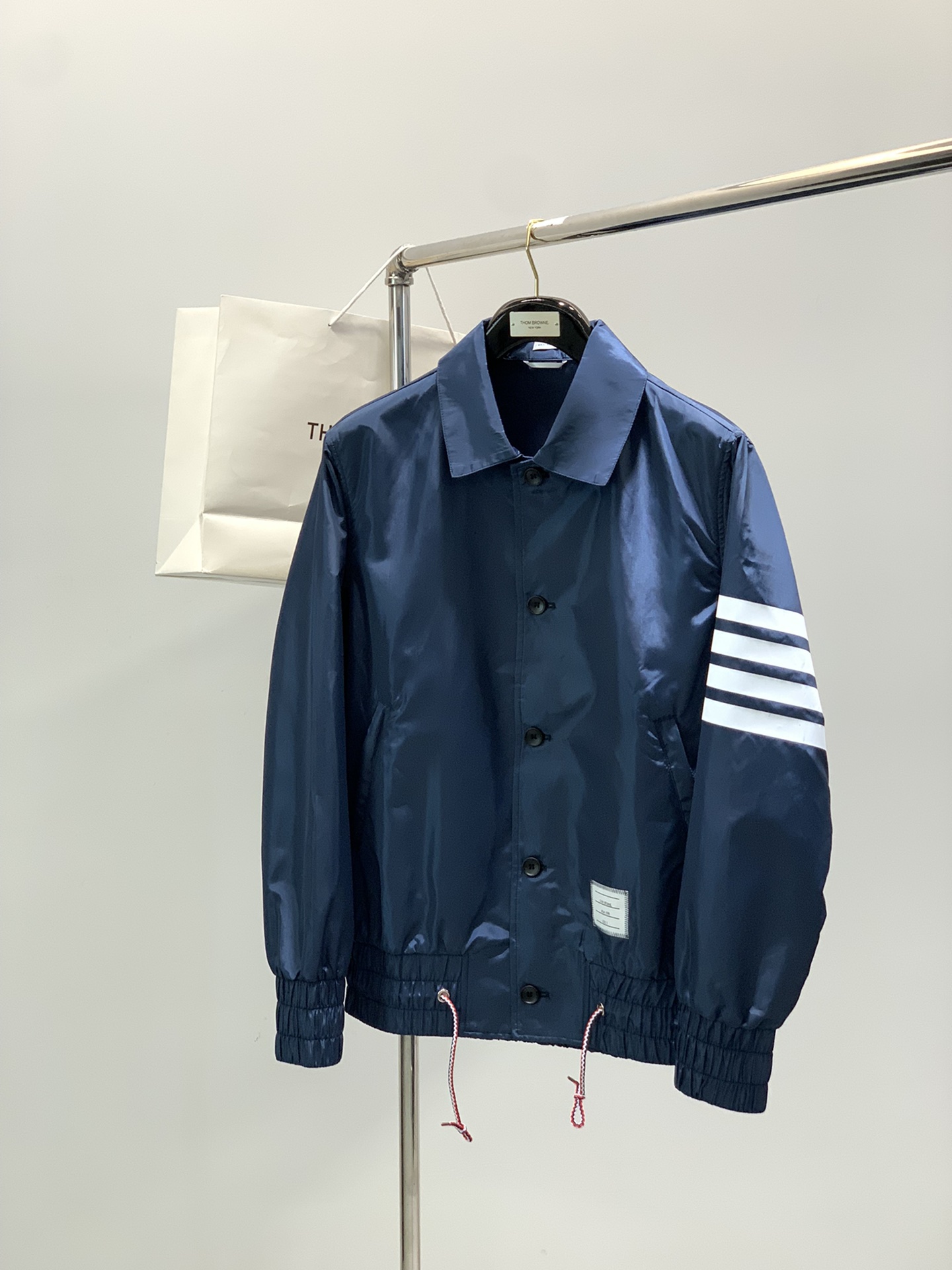 ，Tom Browne 汤姆.布朗，2025秋季最新品，专柜同步有售，原单狠货，时尚休闲夹克外套，上身很