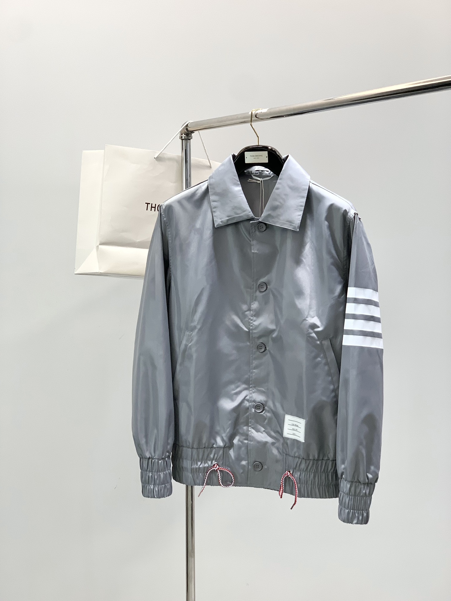 ，Tom Browne 汤姆.布朗，2025秋季最新品，专柜同步有售，原单狠货，时尚休闲夹克外套，上身很