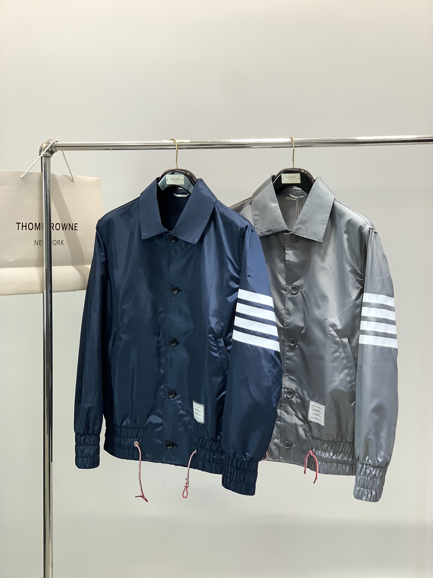 ，Tom Browne 汤姆.布朗，2025秋季最新品，专柜同步有售，原单狠货，时尚休闲夹克外套，上身很