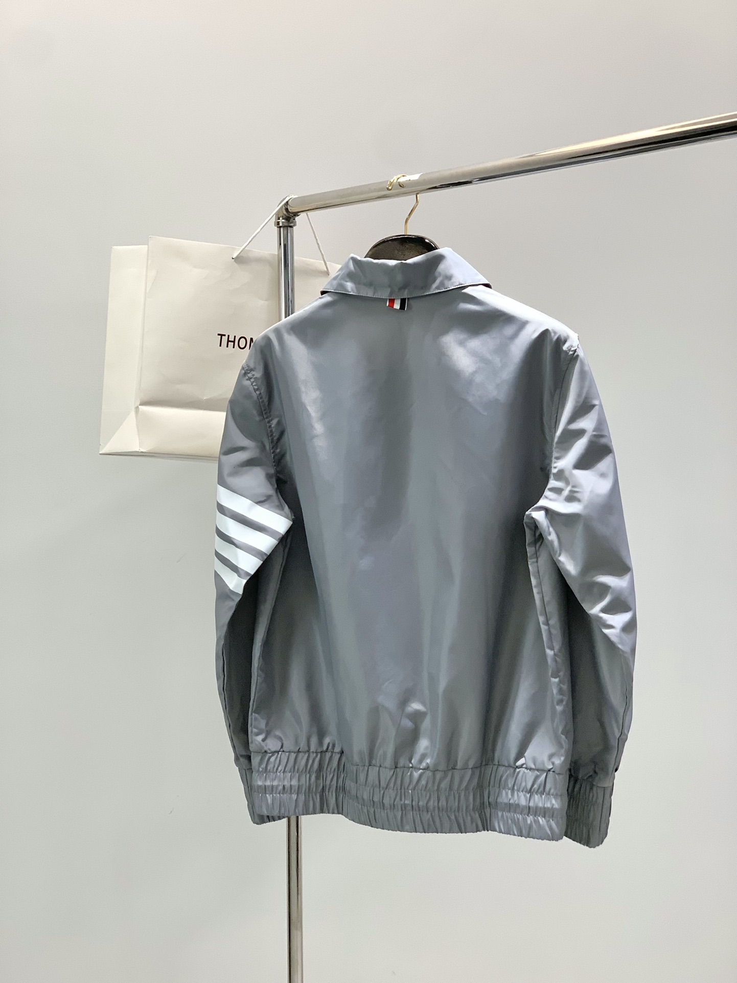 ，Tom Browne 汤姆.布朗，2025秋季最新品，专柜同步有售，原单狠货，时尚休闲夹克外套，上身很