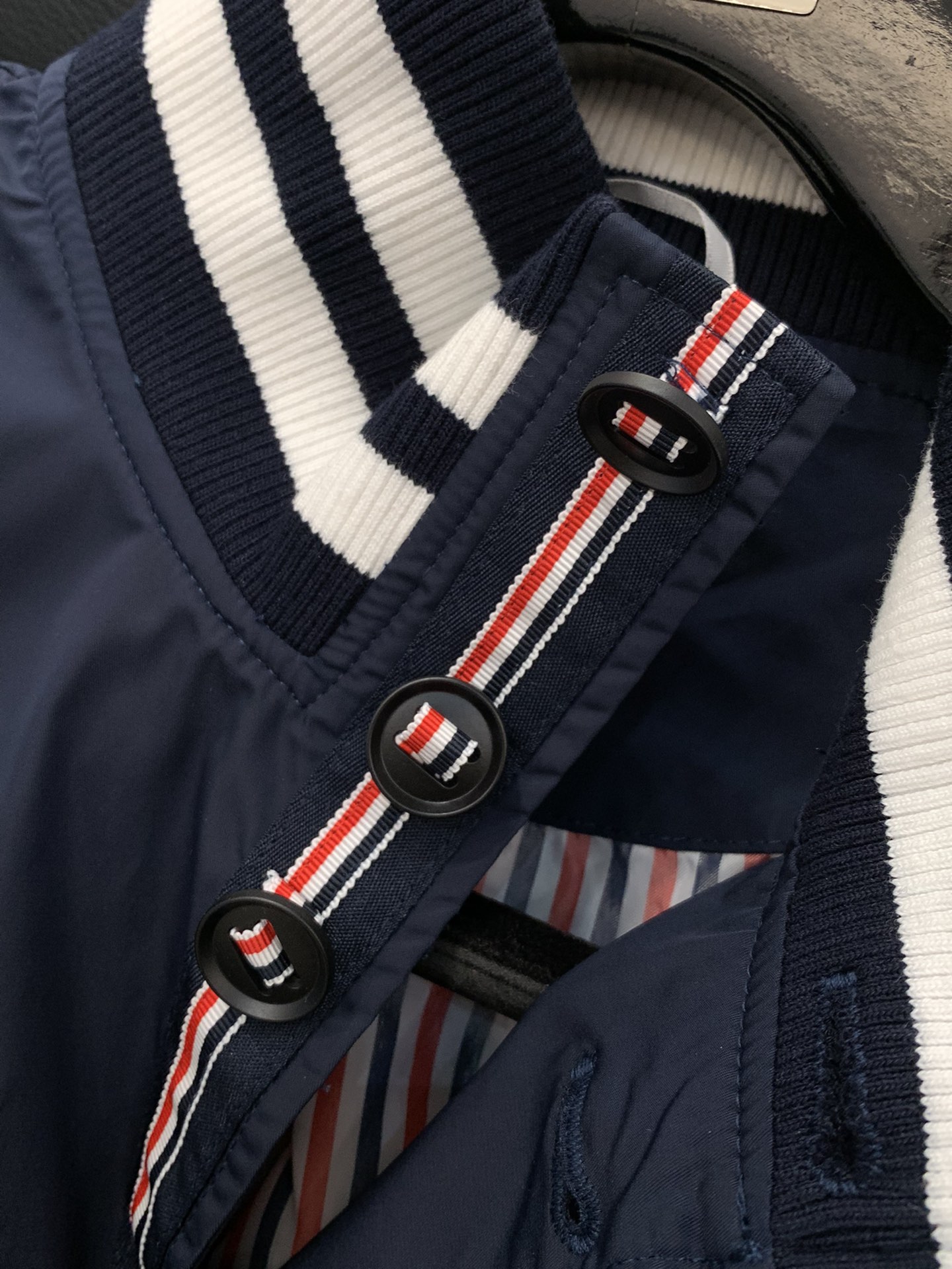 ，Tom Browne 汤姆.布朗，2025秋季最新品，专柜同步有售，原单狠货，时尚休闲夹克外套，上身很