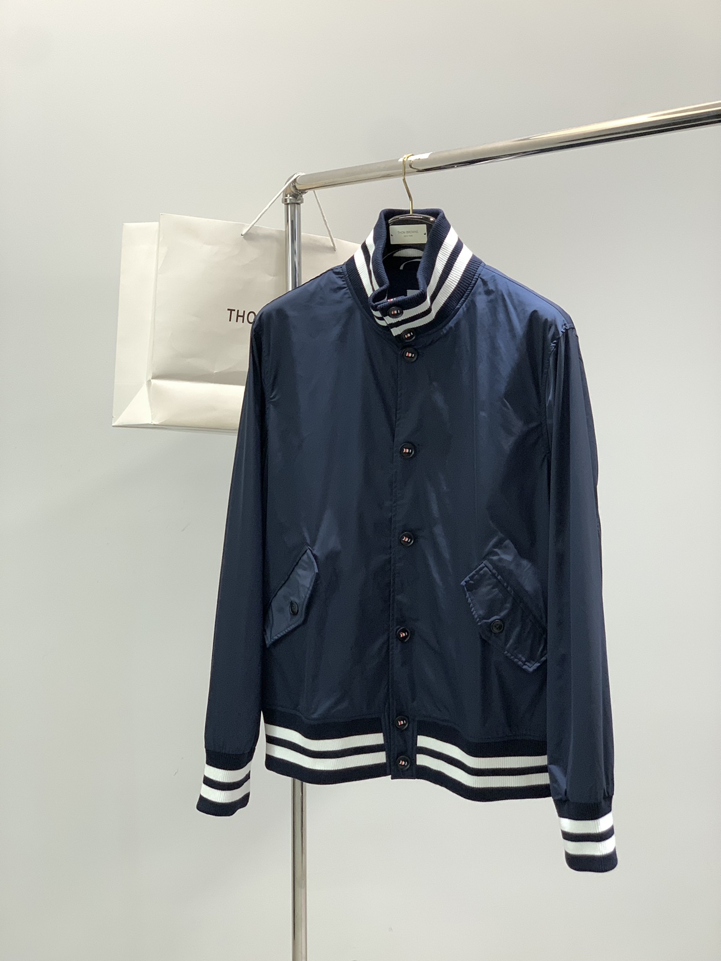 ，Tom Browne 汤姆.布朗，2025秋季最新品，专柜同步有售，原单狠货，时尚休闲夹克外套，上身很