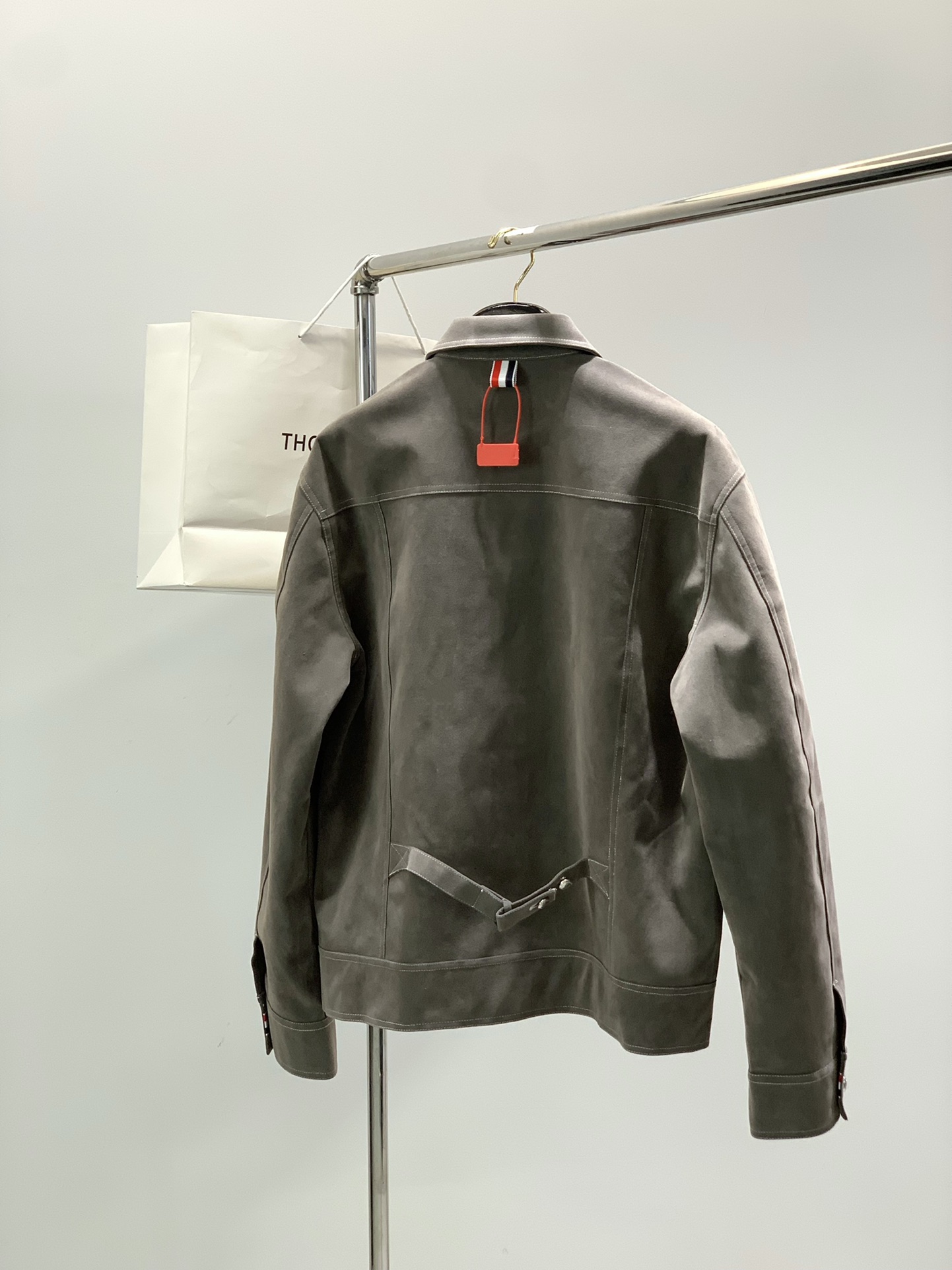 ，Tom Browne 汤姆.布朗，2025秋季最新品，专柜同步有售，原单狠货，时尚休闲翻领外套，上身很