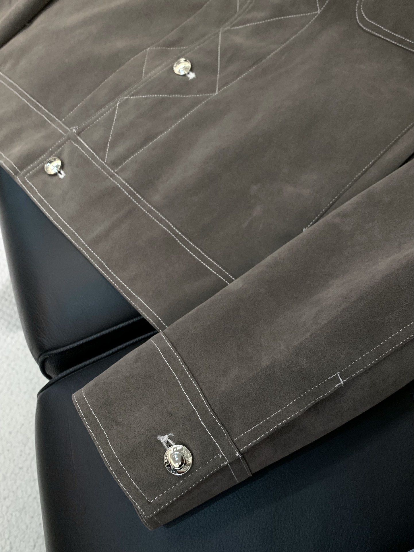 ，Tom Browne 汤姆.布朗，2025秋季最新品，专柜同步有售，原单狠货，时尚休闲翻领外套，上身很