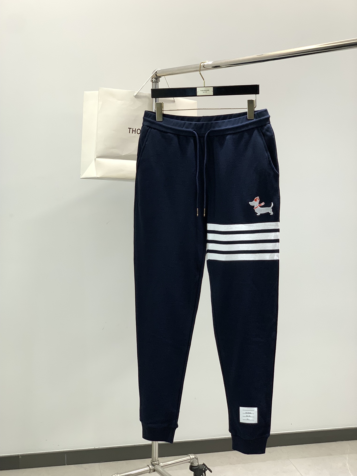 NO:599750,, Tom Browne Tom. Brown, the latest autumn products, available at counters at the same time, original orders, fashionable casual pants, the upper body is very unique!  Eye-catching and bright, imported original fabric, skin-friendly and breathable, top-notch embroidered letter pattern logo, original hardware accessories decoration, simple yet fashionable, extremely high-grade, extremely handsome upper body, 2 colors recommended, code number 1-4,,thom browne, tom ford, alexander wang19860909,Tom Browne 汤姆.布朗,秋季最新品,专柜同步有售,原单狠货,时尚休闲裤,上身很有特点！吸睛而有亮点,进口原版面料,亲肤透气,顶级刺绣工艺字母图案logo,原版五金辅料装饰,简单而不失时尚,档次极高,上身帅到爆,2色推荐,码数1-4,,thom browne,tom ford,alexander wang,Men's clothing