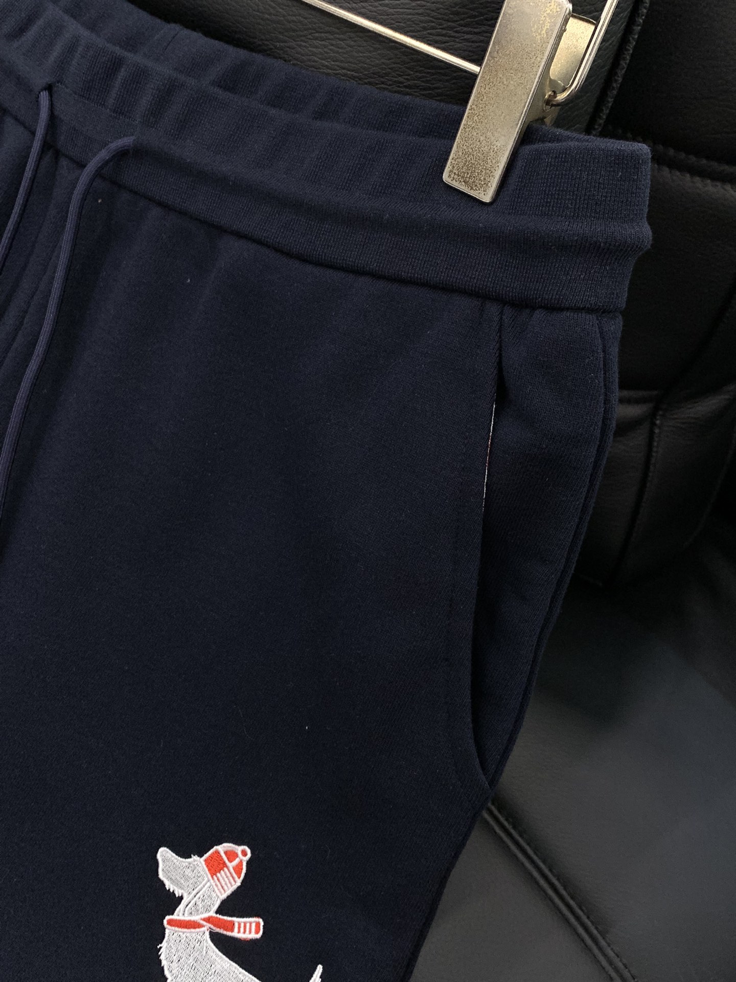 ，Tom Browne 汤姆.布朗，2025秋季最新品，专柜同步有售，原单狠货，时尚休闲裤，上身很有特点