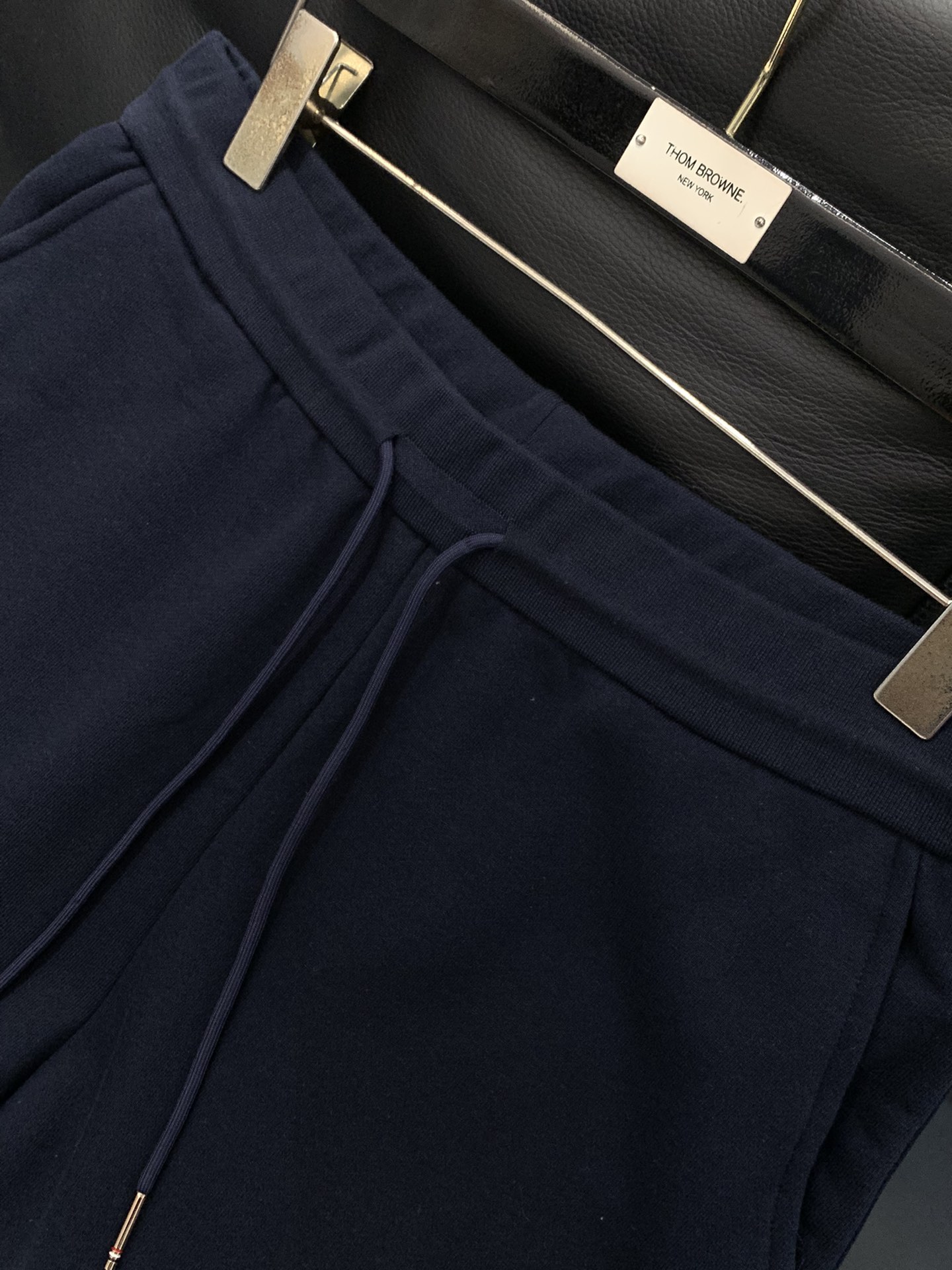 ，Tom Browne 汤姆.布朗，2025秋季最新品，专柜同步有售，原单狠货，时尚休闲裤，上身很有特点