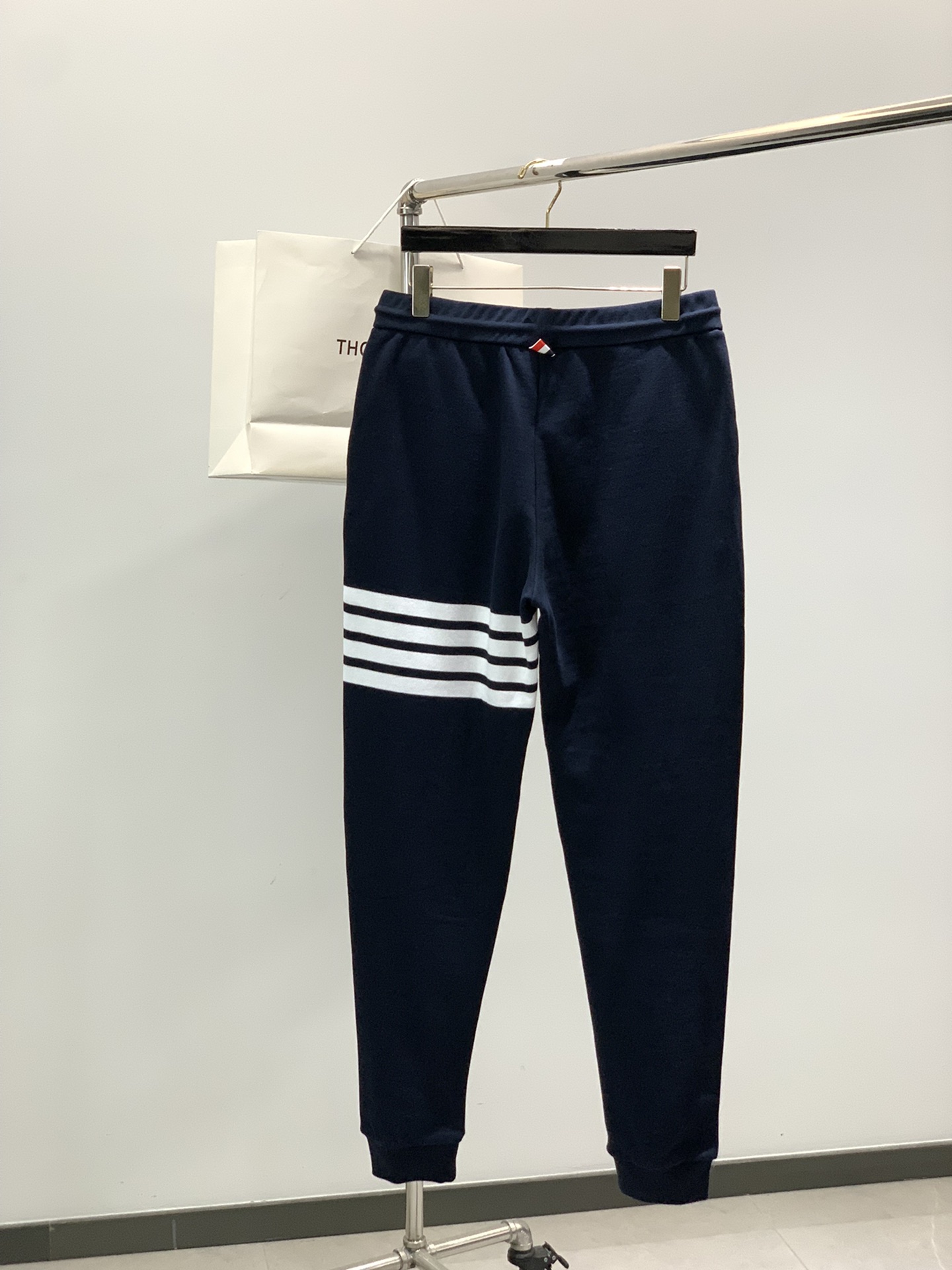 ，Tom Browne 汤姆.布朗，2025秋季最新品，专柜同步有售，原单狠货，时尚休闲裤，上身很有特点