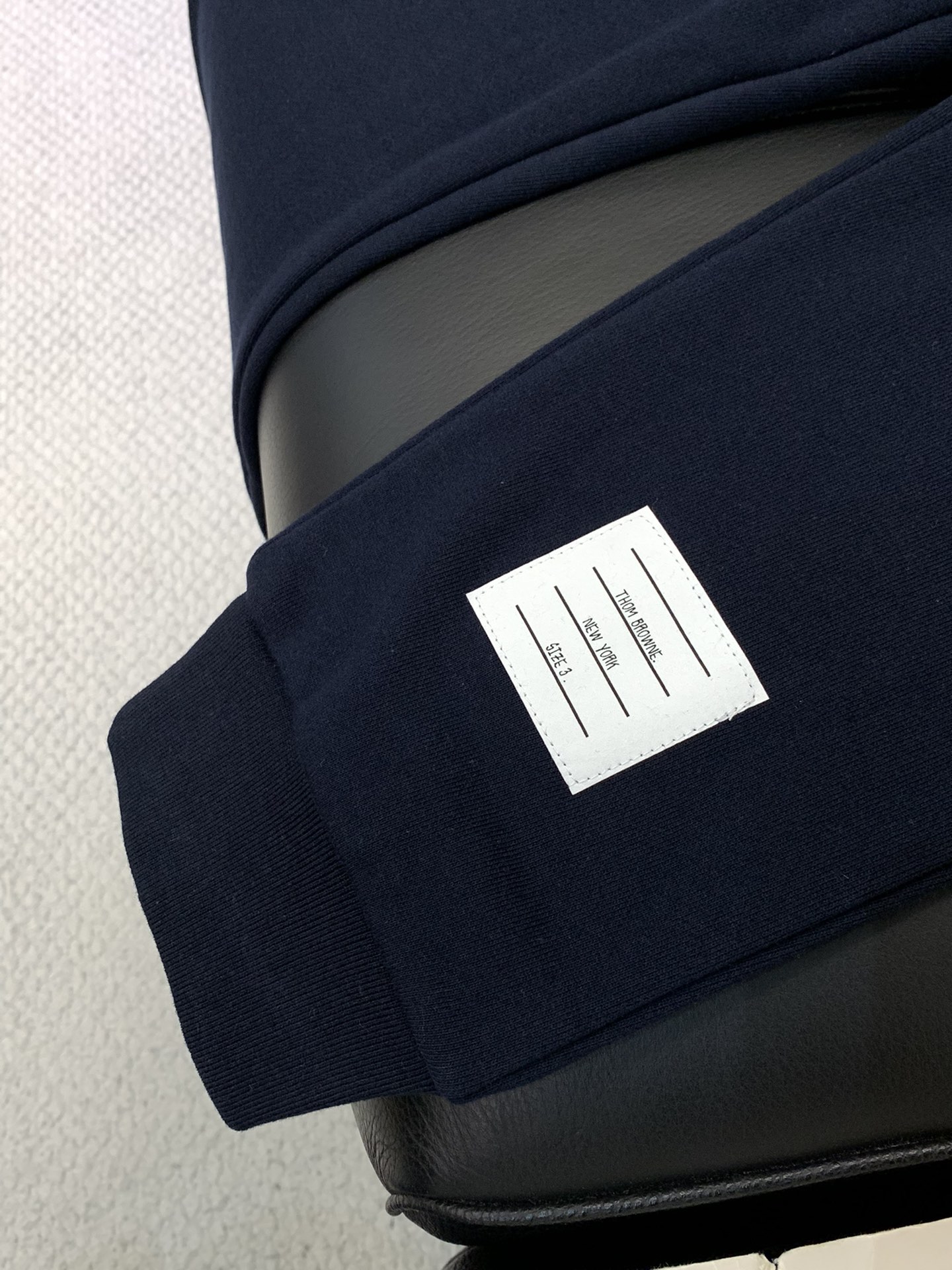 ，Tom Browne 汤姆.布朗，2025秋季最新品，专柜同步有售，原单狠货，时尚休闲裤，上身很有特点