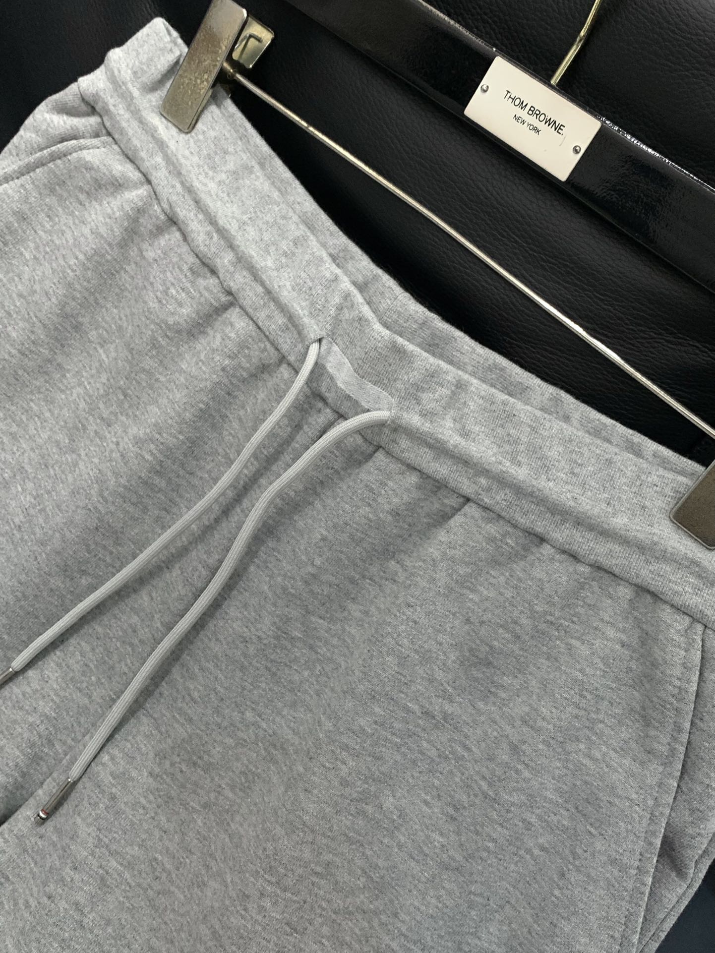 ，Tom Browne 汤姆.布朗，2025秋季最新品，专柜同步有售，原单狠货，时尚休闲裤，上身很有特点