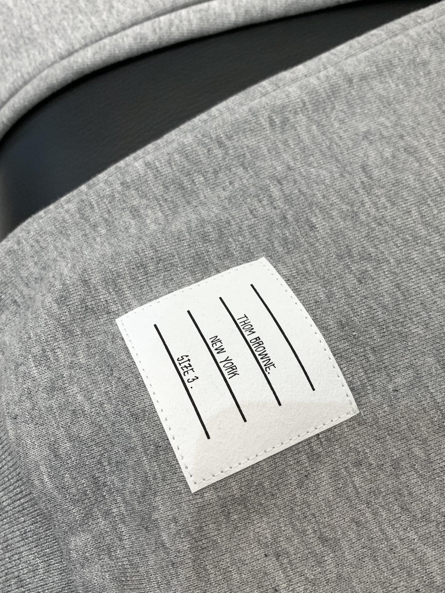 ，Tom Browne 汤姆.布朗，2025秋季最新品，专柜同步有售，原单狠货，时尚休闲裤，上身很有特点