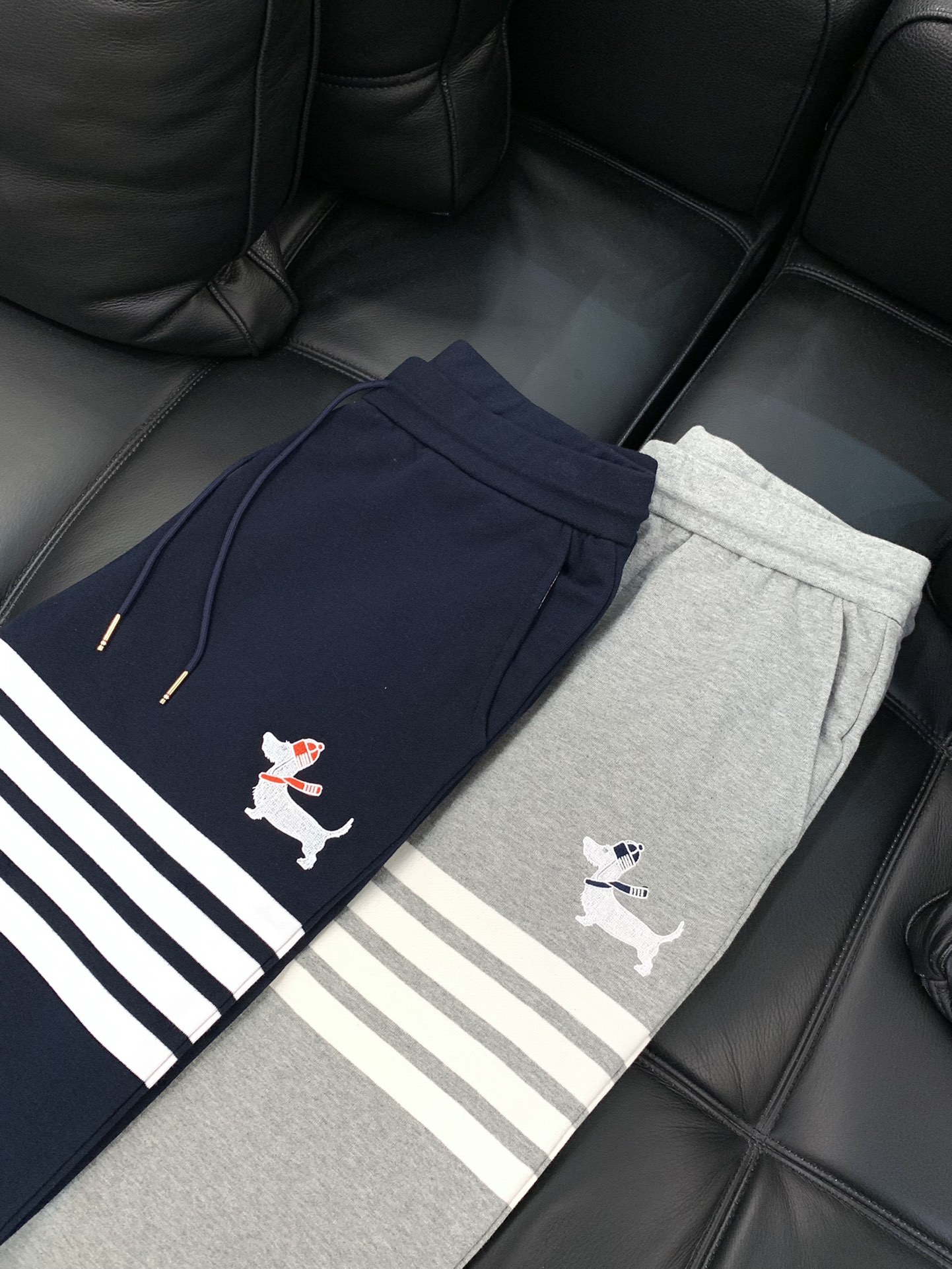 ，Tom Browne 汤姆.布朗，2025秋季最新品，专柜同步有售，原单狠货，时尚休闲裤，上身很有特点