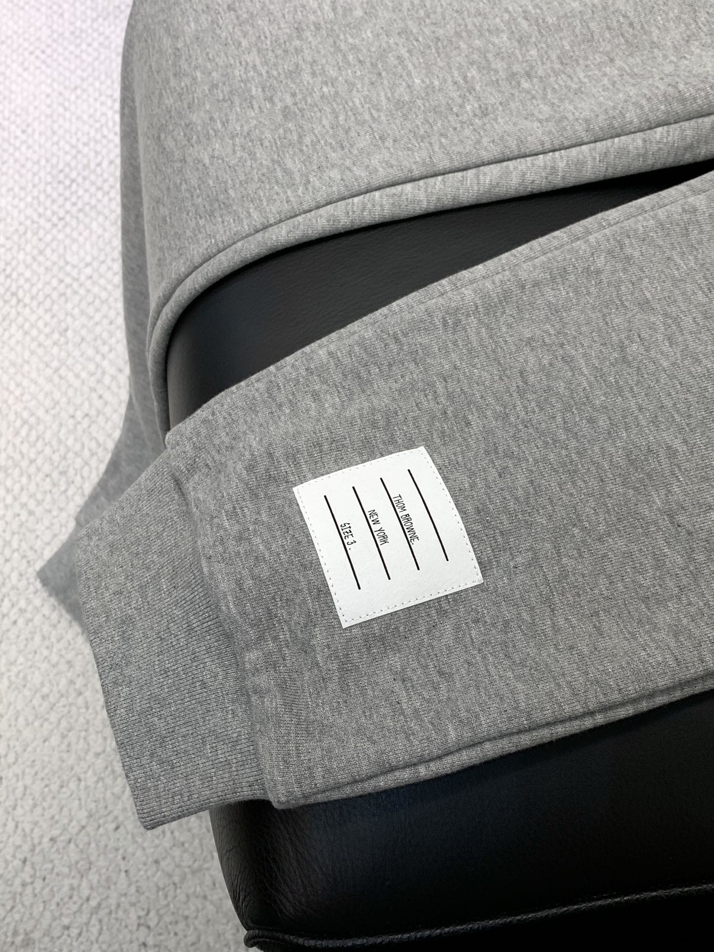 ，Tom Browne 汤姆.布朗，2025秋季最新品，专柜同步有售，原单狠货，时尚休闲裤，上身很有特点