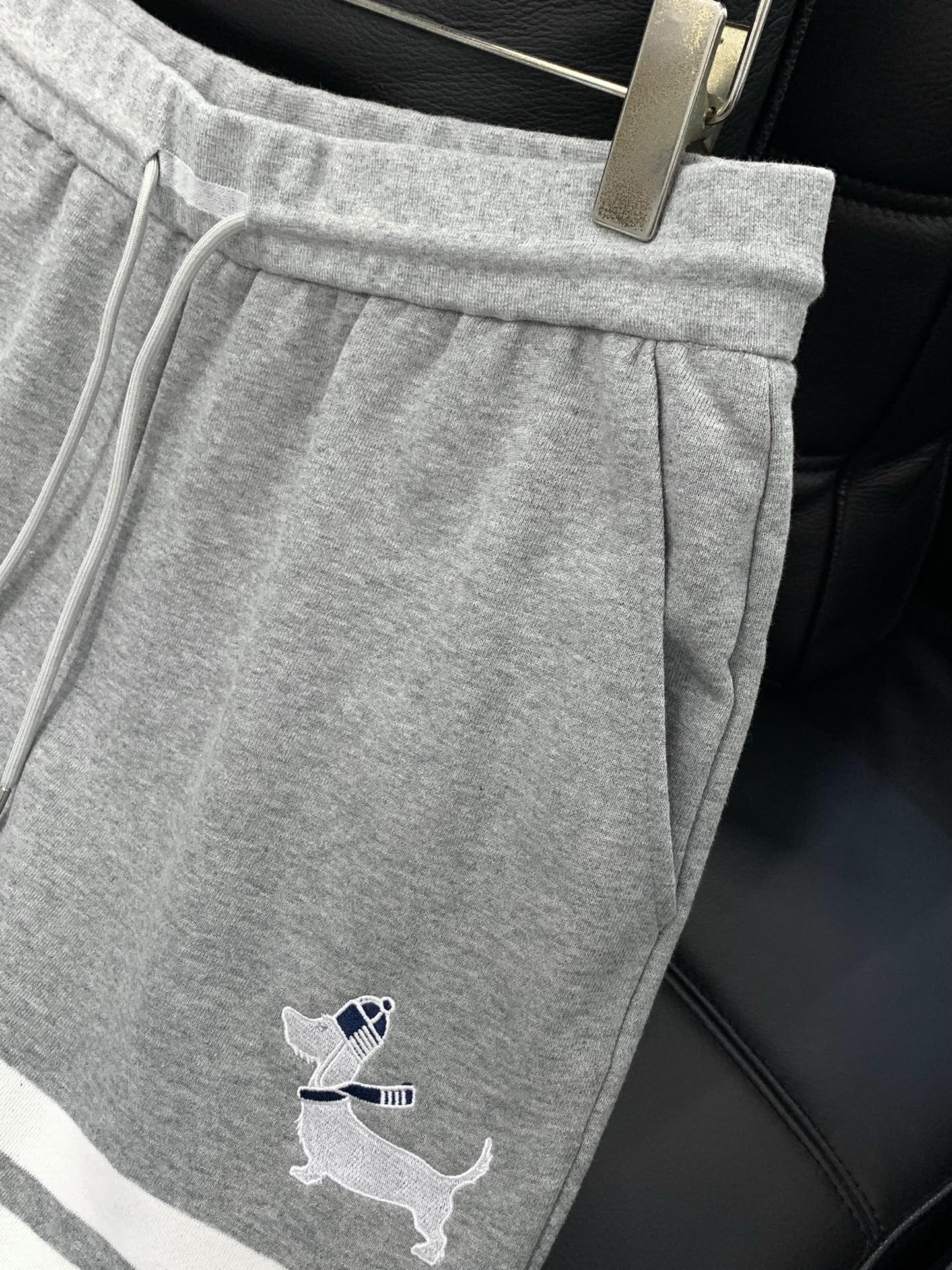 ，Tom Browne 汤姆.布朗，2025秋季最新品，专柜同步有售，原单狠货，时尚休闲裤，上身很有特点