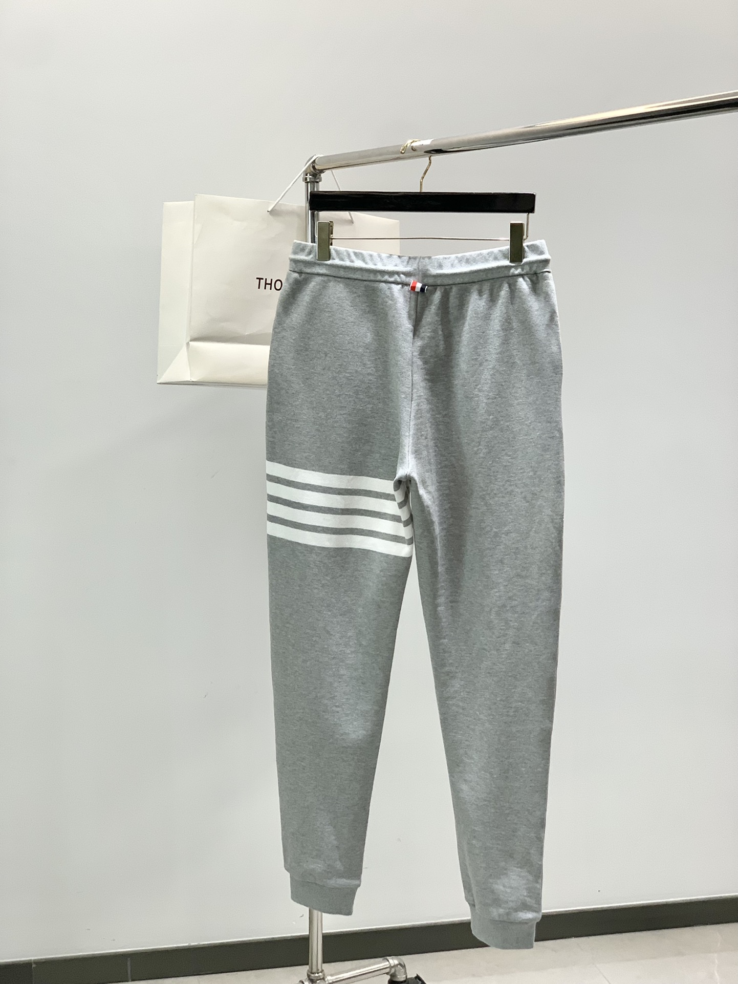 ，Tom Browne 汤姆.布朗，2025秋季最新品，专柜同步有售，原单狠货，时尚休闲裤，上身很有特点