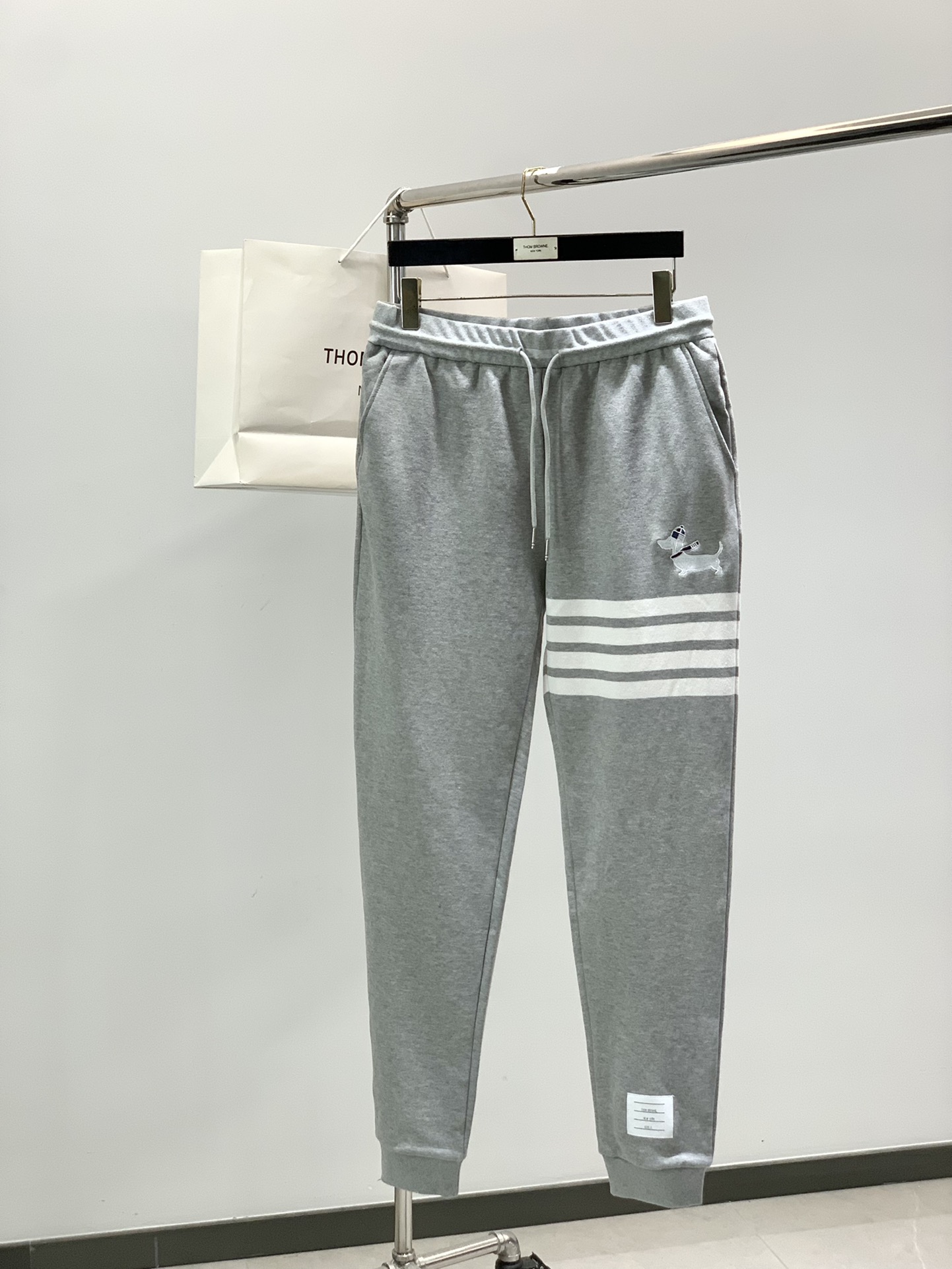 ，Tom Browne 汤姆.布朗，2025秋季最新品，专柜同步有售，原单狠货，时尚休闲裤，上身很有特点