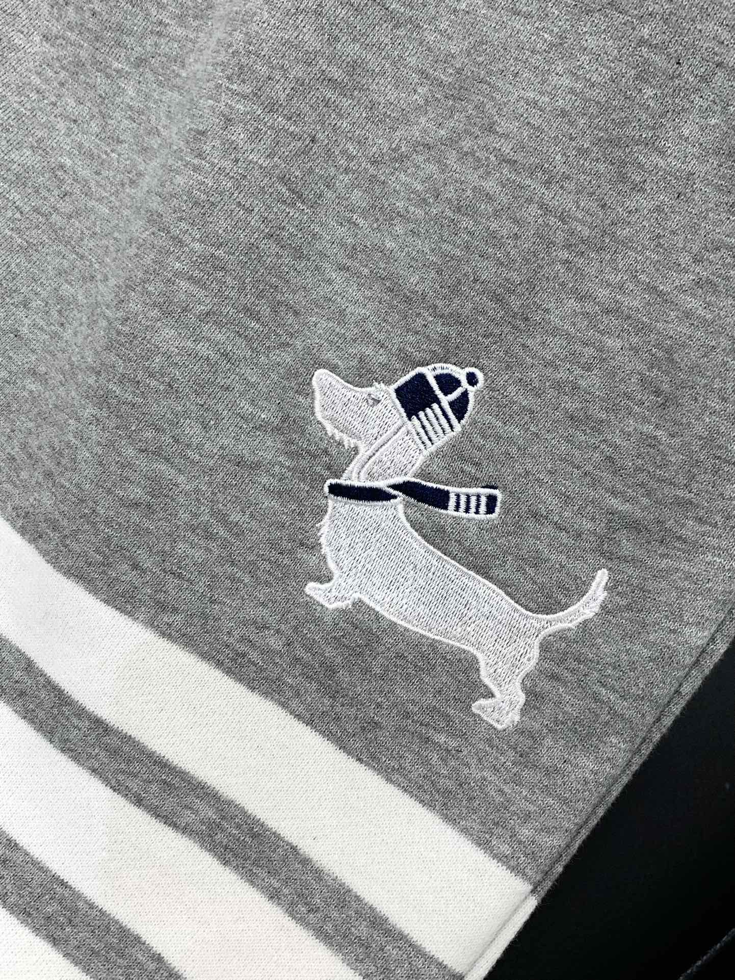 ，Tom Browne 汤姆.布朗，2025秋季最新品，专柜同步有售，原单狠货，时尚休闲裤，上身很有特点