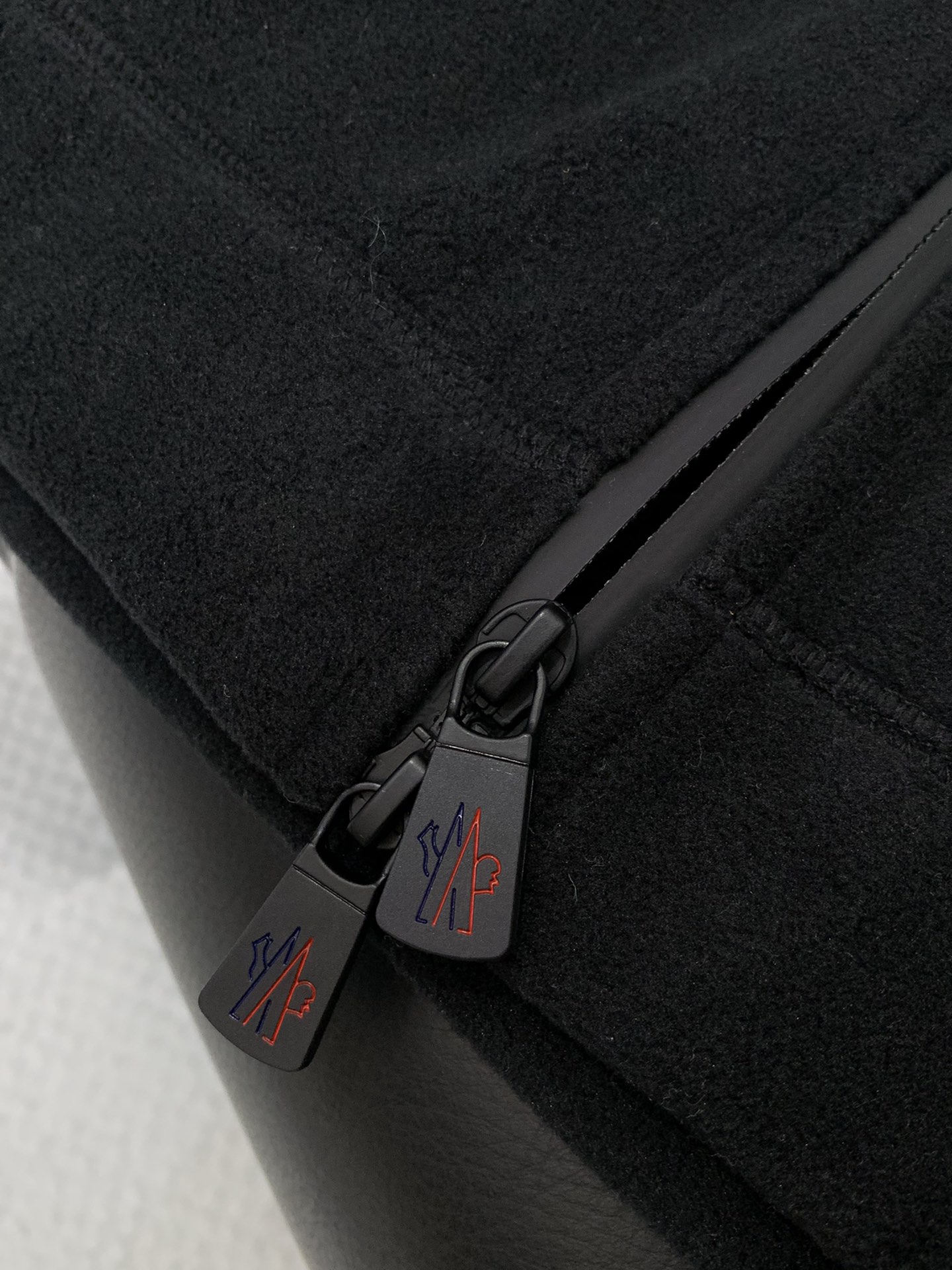 ，蒙口 2025秋冬🆕Mon*ler 时尚工装贴布拼接抓绒立领夹克外套 高标准的户外夹克剪裁体系,简约时