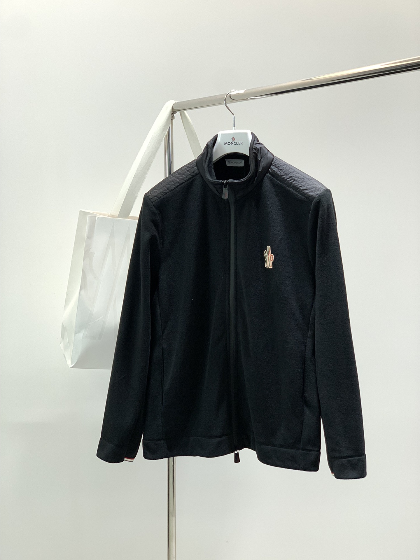 ，蒙口 2025秋冬🆕Mon*ler 时尚工装贴布拼接抓绒立领夹克外套 高标准的户外夹克剪裁体系,简约时