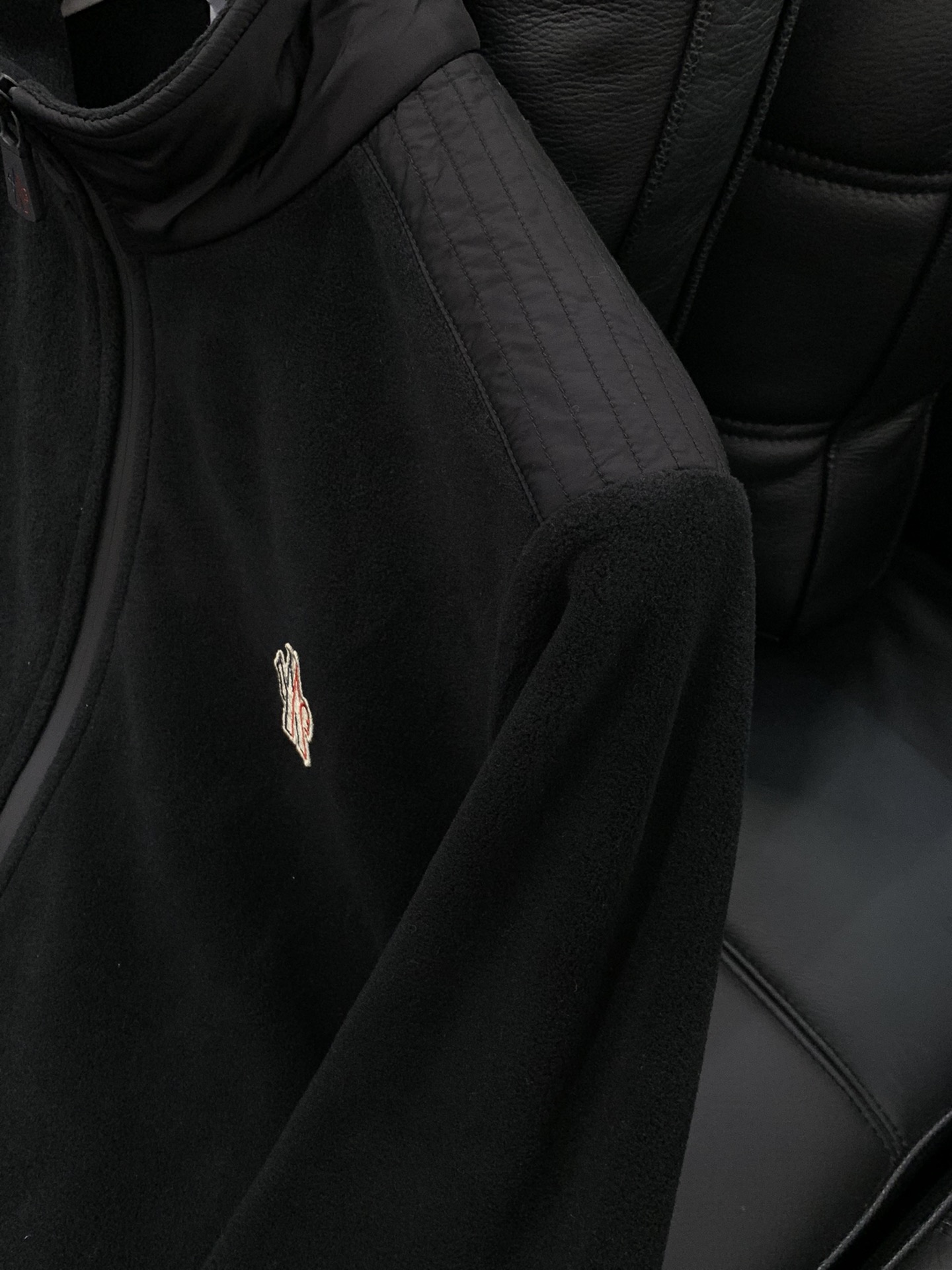 ，蒙口 2025秋冬🆕Mon*ler 时尚工装贴布拼接抓绒立领夹克外套 高标准的户外夹克剪裁体系,简约时