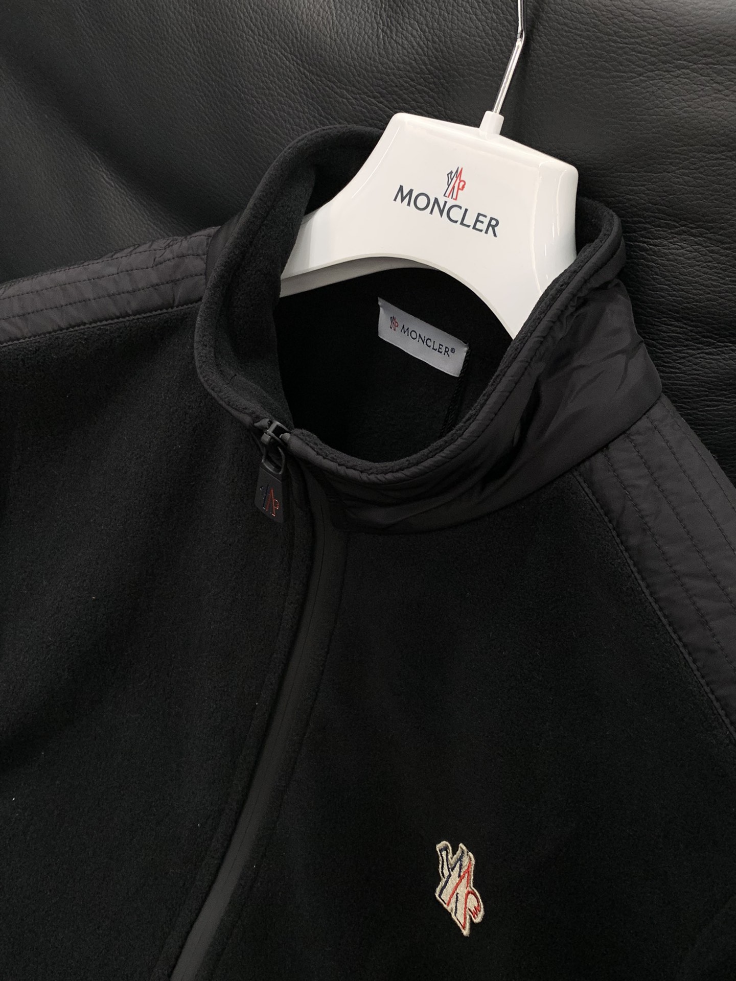 ，蒙口 2025秋冬🆕Mon*ler 时尚工装贴布拼接抓绒立领夹克外套 高标准的户外夹克剪裁体系,简约时