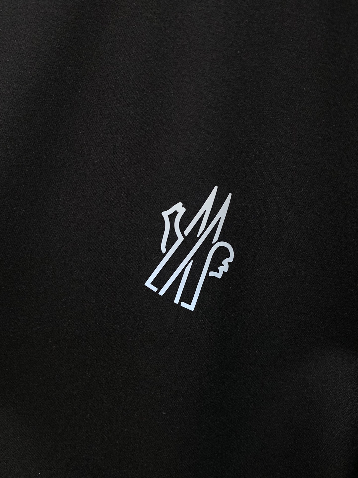 ，蒙口 卫衣采用GRS Polartec®细密抓绒面料制成，彰显休闲实用风范。圆领设计，后背别致的户外设