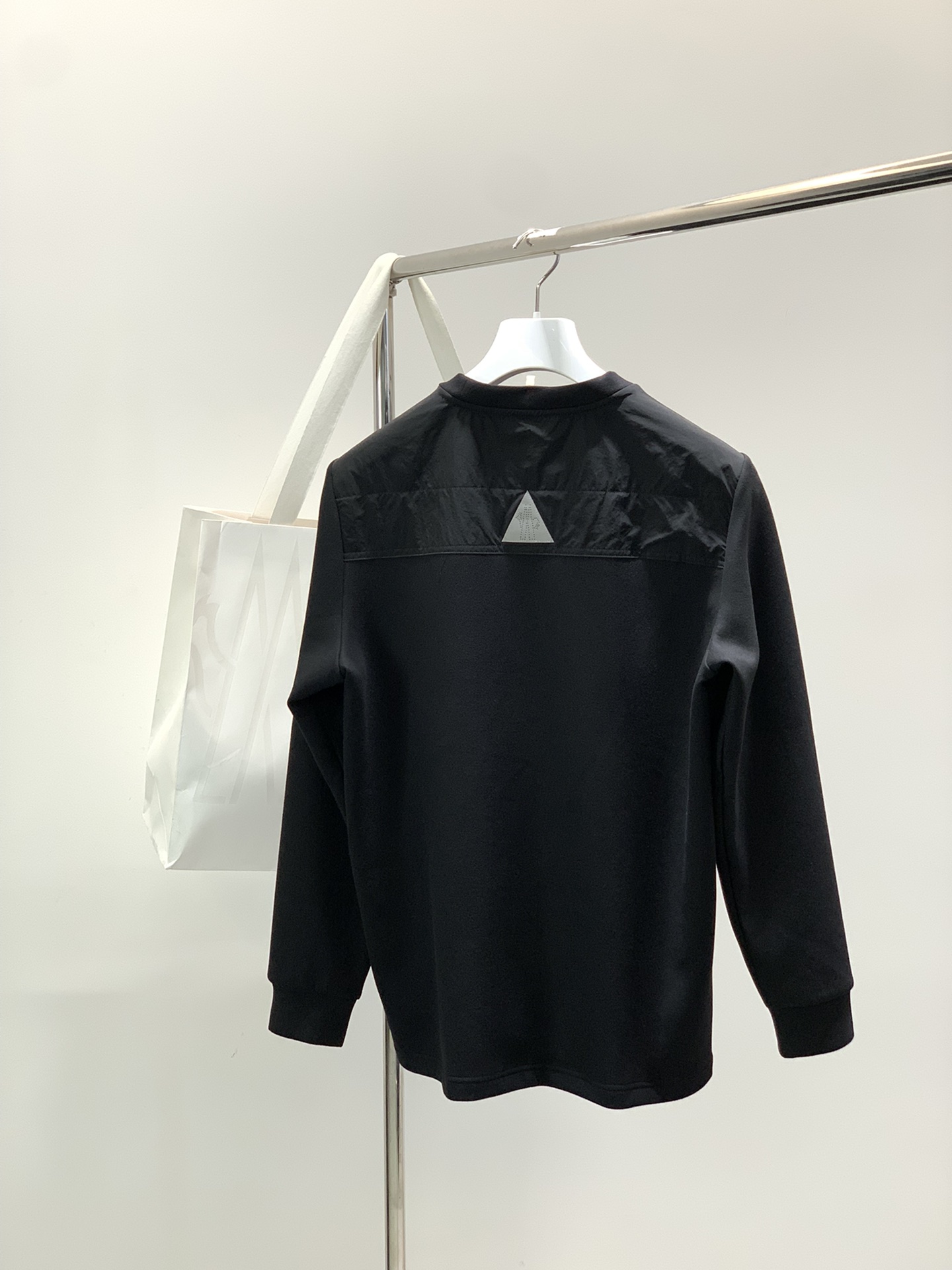 ，蒙口 卫衣采用GRS Polartec®细密抓绒面料制成，彰显休闲实用风范。圆领设计，后背别致的户外设