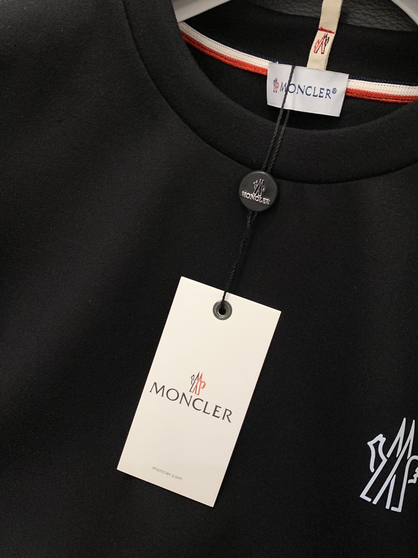 ，蒙口 卫衣采用GRS Polartec®细密抓绒面料制成，彰显休闲实用风范。圆领设计，后背别致的户外设