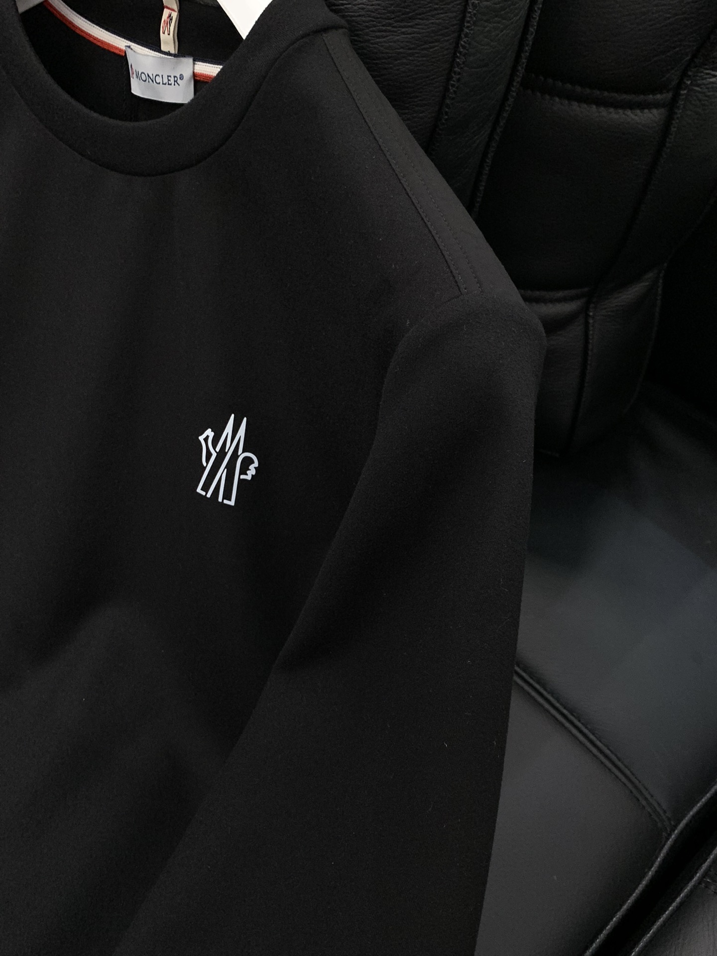 ，蒙口 卫衣采用GRS Polartec®细密抓绒面料制成，彰显休闲实用风范。圆领设计，后背别致的户外设