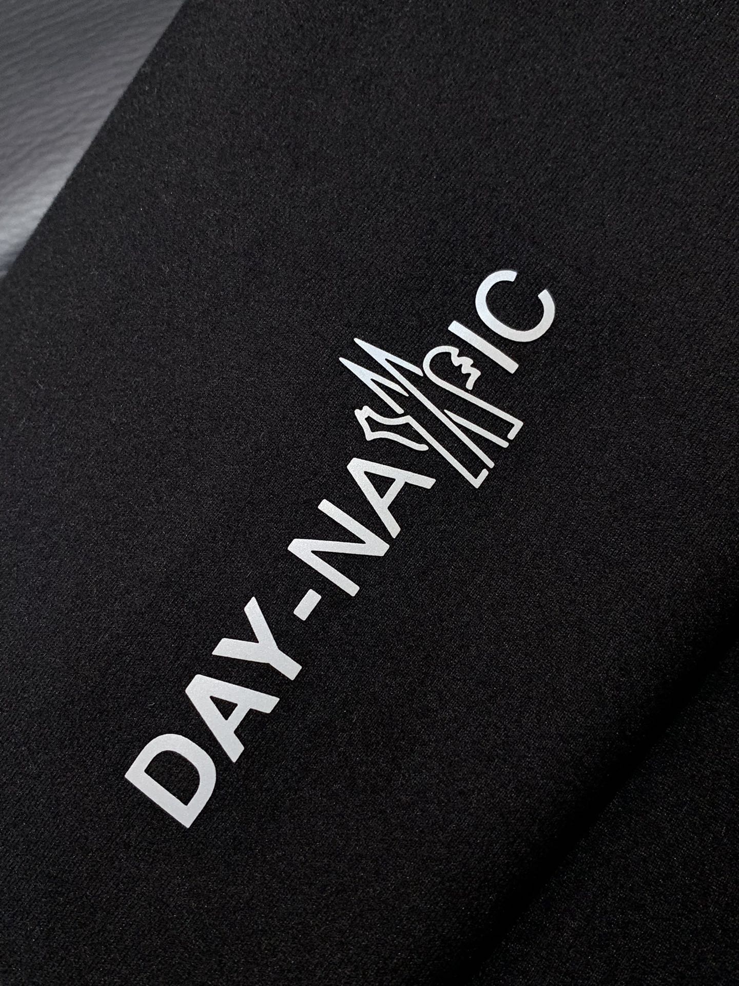 ，蒙口 卫衣采用GRS Polartec®细密抓绒面料制成，彰显休闲实用风范。圆领设计，后背别致的户外设