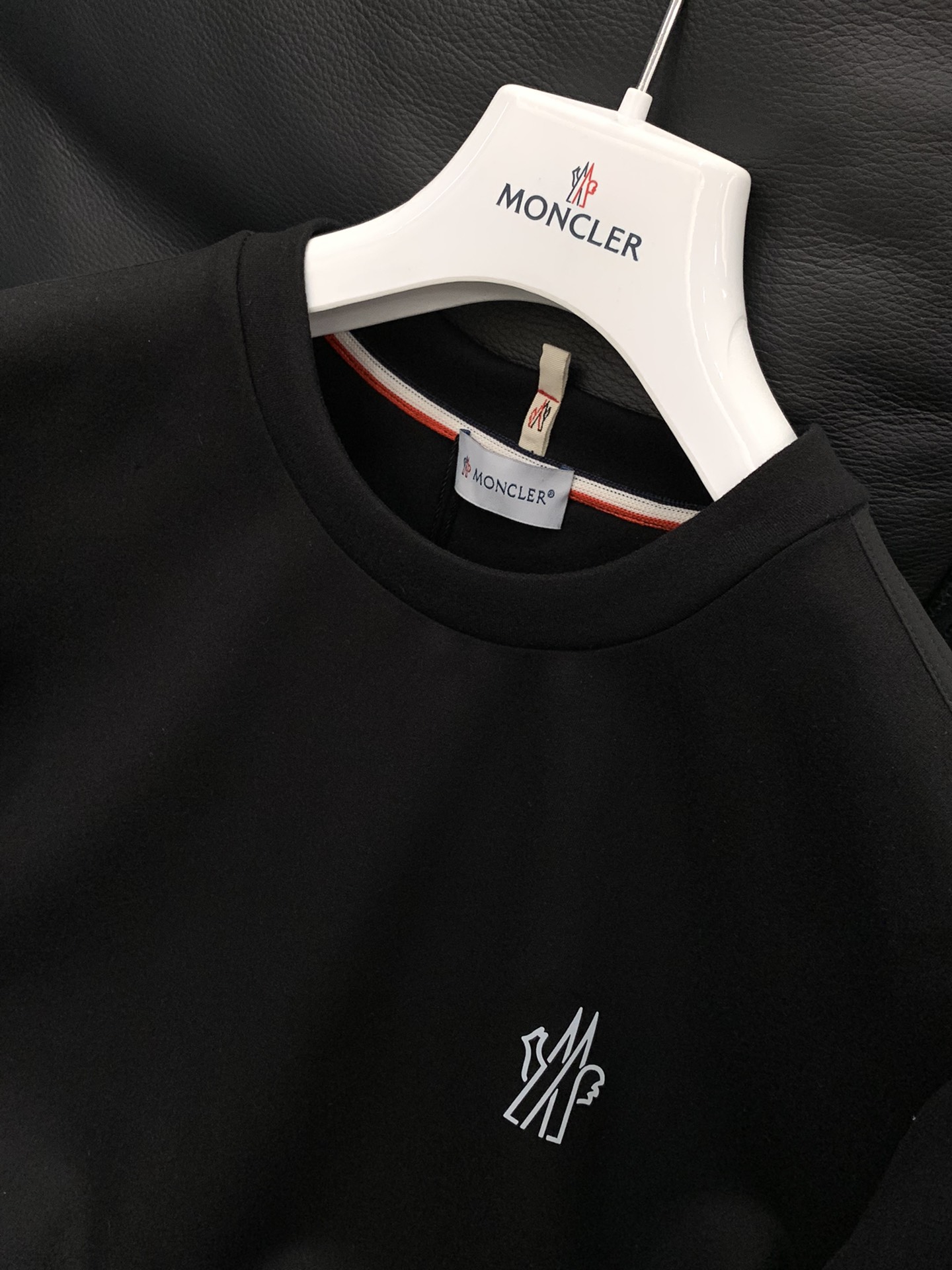 ，蒙口 卫衣采用GRS Polartec®细密抓绒面料制成，彰显休闲实用风范。圆领设计，后背别致的户外设