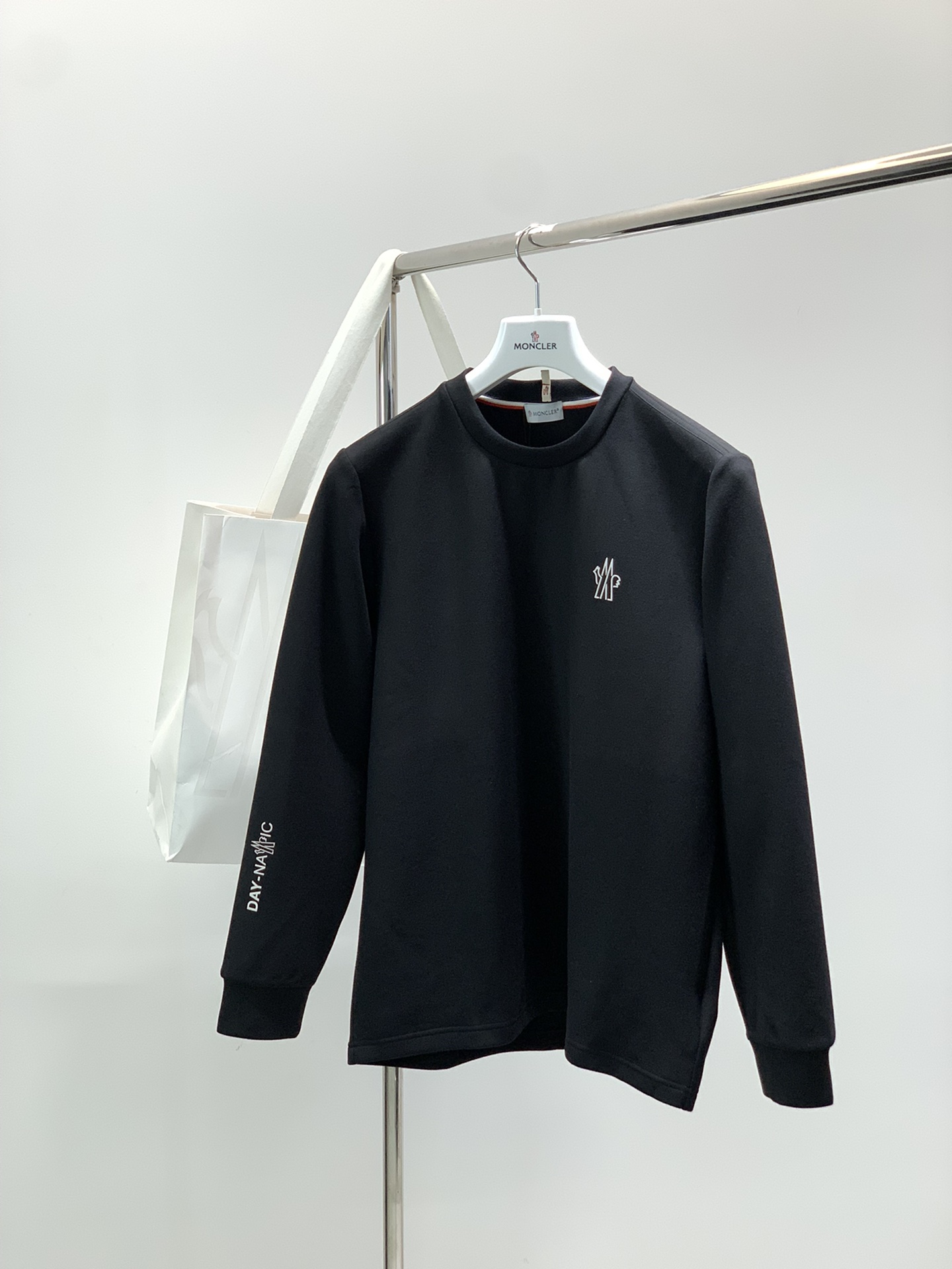 ，蒙口 卫衣采用GRS Polartec®细密抓绒面料制成，彰显休闲实用风范。圆领设计，后背别致的户外设