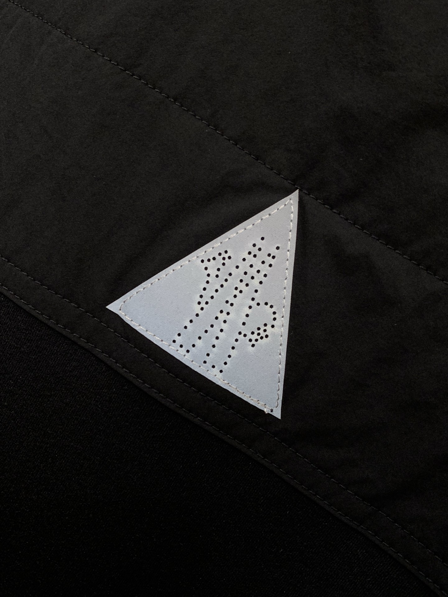 ，蒙口 卫衣采用GRS Polartec®细密抓绒面料制成，彰显休闲实用风范。圆领设计，后背别致的户外设