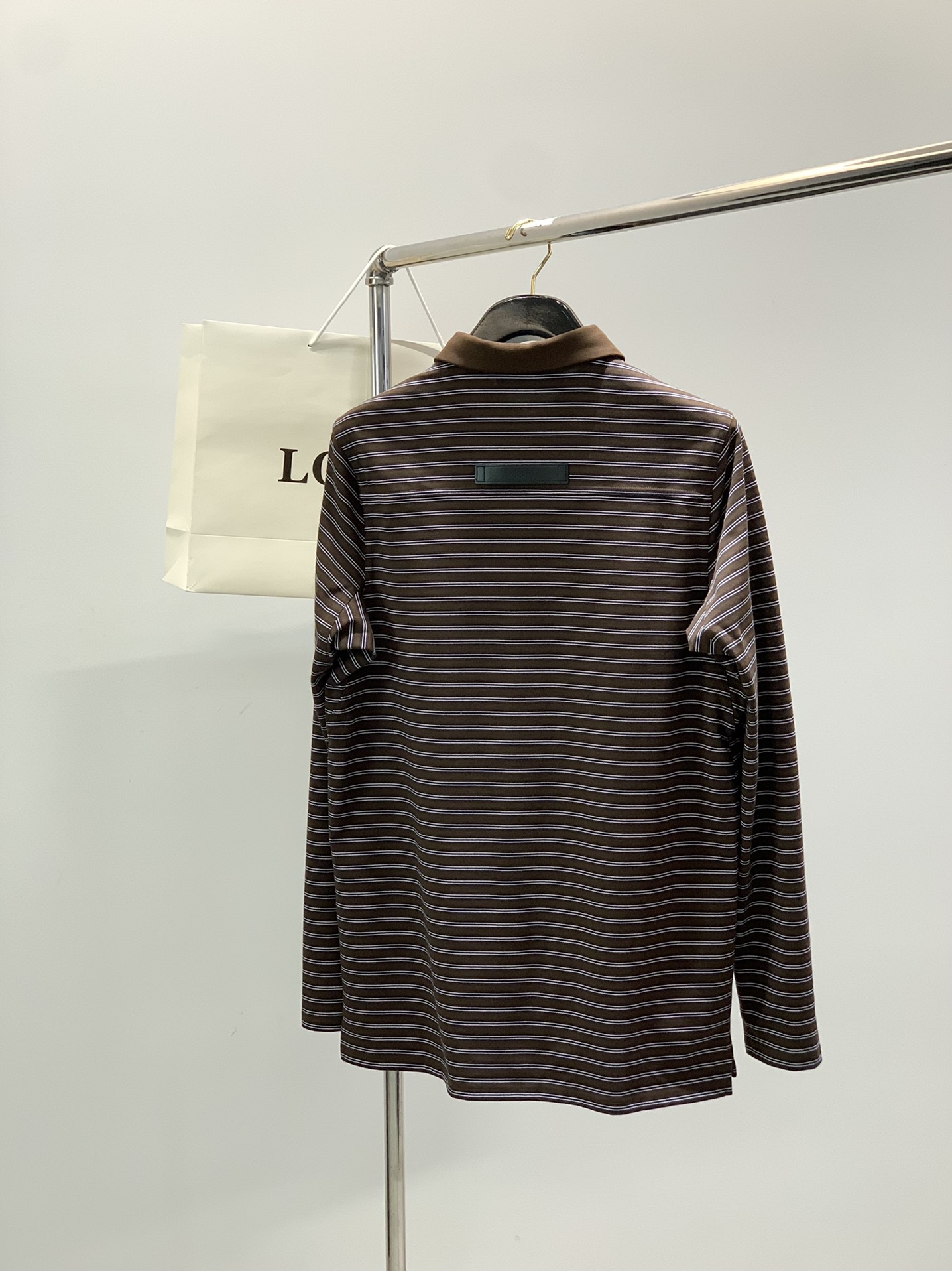 ，罗意威翻领条纹咖啡色长袖材质 棉尺码M L XLM肩宽42胸围102衣长72L肩43袖长67胸围106