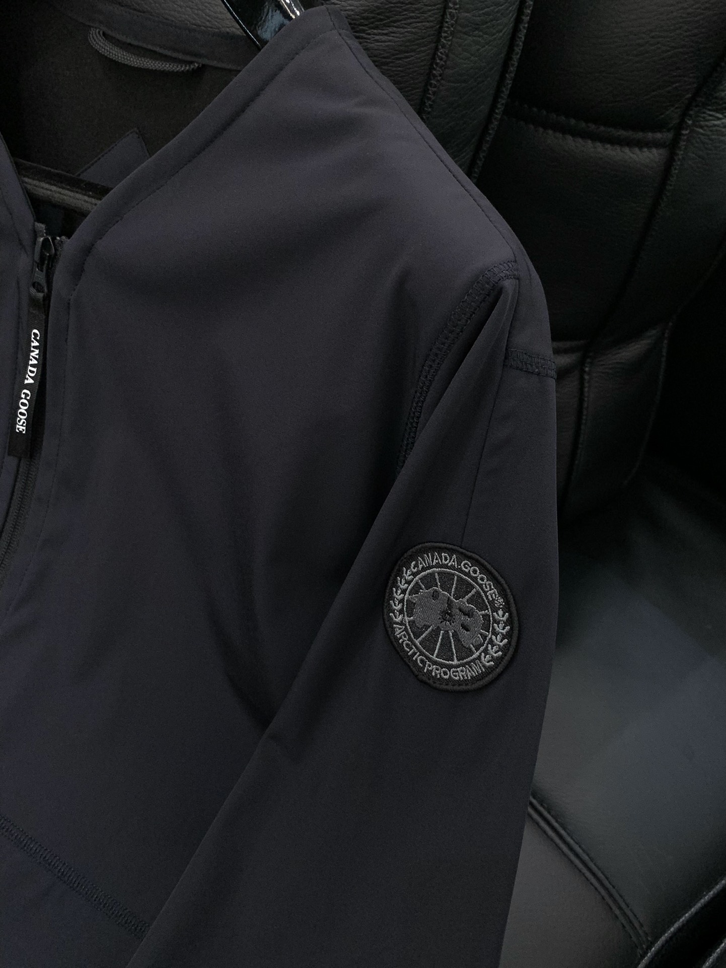 ，加拿大鹅 Moreau 男士黑标全拉链软壳夹克…保暖舒适全功能设计，内穿 外穿都非常非常好看的！！！ 