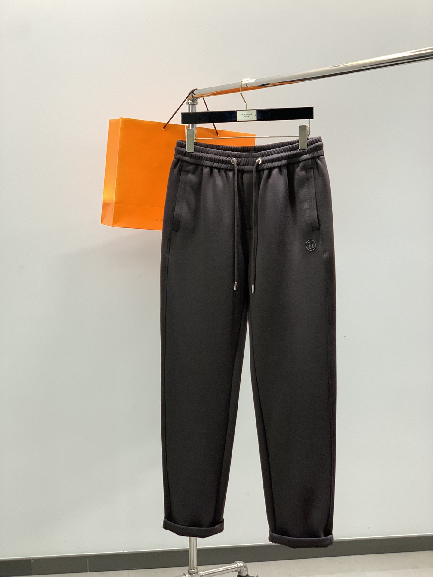 NO:726670,Years later, Hermès has taken comfort to the extreme...H Hermès composite fabric, the best in sweatpants, and the brand's three-dimensional design!  !  !  Double-layer composite blended modal cotton and wool sweatpants. The latest trousers for autumn 25. Made of imported blended fabrics with modal + sheep wool fabrics. Very practical!  It is also carefully designed by the designers of the season. The production level of high-precision craftsmanship naturally presents high quality!  Black and coffee colors. Sizes m-2xL. The waist of M size is 76-86, the hip is 112, and the trouser length is 103. For other sizes, the waist and hip circumference increase by 4-5cm per size, and the trouser length increases by 1.2 per size.,,hermes,19860909年后,,爱马仕 更把舒服做到极致……H爱马复合面料,卫裤里的牛货,品牌立体设计！！！ 双层复合混纺莫代尔棉羊毛卫裤. 25秋季最新裤装.客供进口混纺搭配莫代尔+绵羊毛面料打造而成.非常具有实用性！也是当季设计师精心设计.高精工艺的制作水准自然呈现的高品质！黑色 咖啡两色.尺码m-2xL.m码腰围76-86 臀围112 裤长103 其他码腰围臀围每码递增4-5cm 裤长每码递增1.2.,,hermes,,Men's clothing