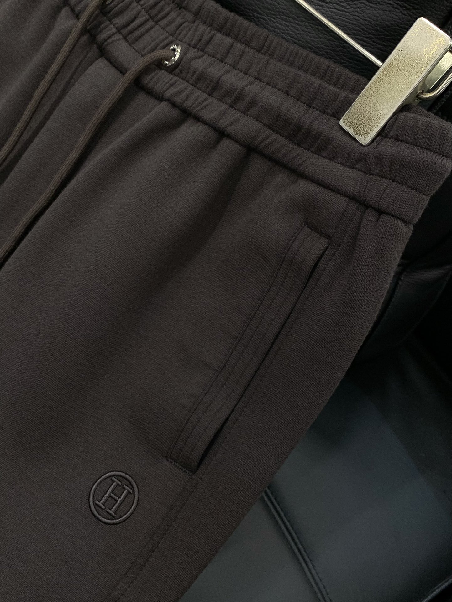 ，爱马仕 更把舒服做到极致……H爱马复合面料，卫裤里的牛货，品牌立体设计！！！ 双层复合混纺莫代尔棉羊毛