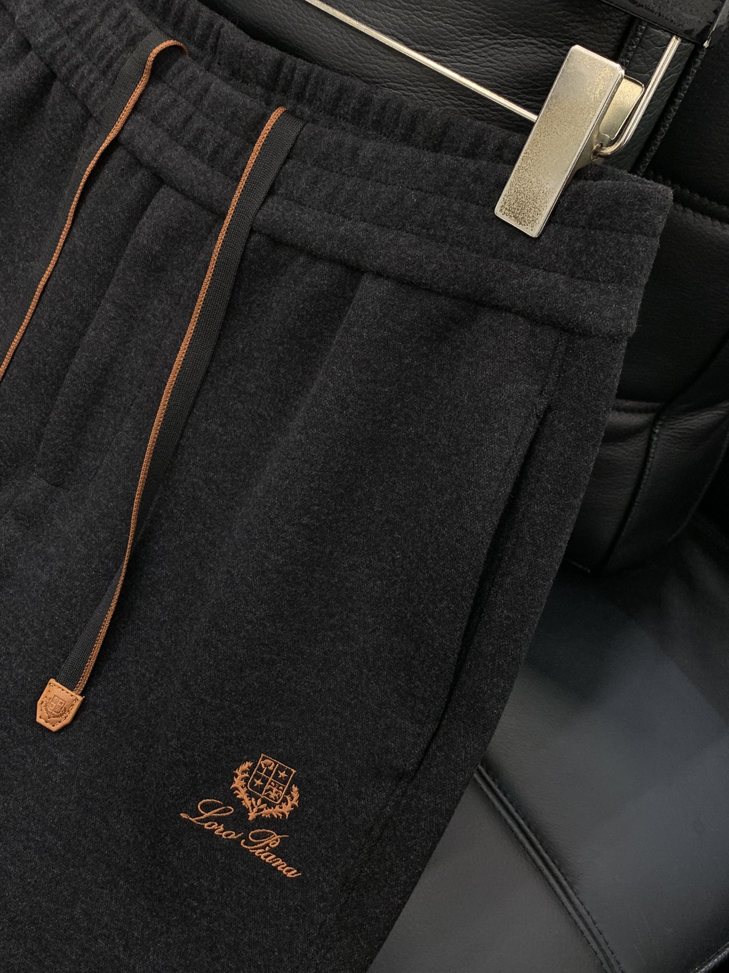 ，lp🆕 抽绳羊毛休闲裤时尚系列，独特设计，抽绳休闲长裤 订纱开始订染和订纺。国内某大厂出口日本 和供应