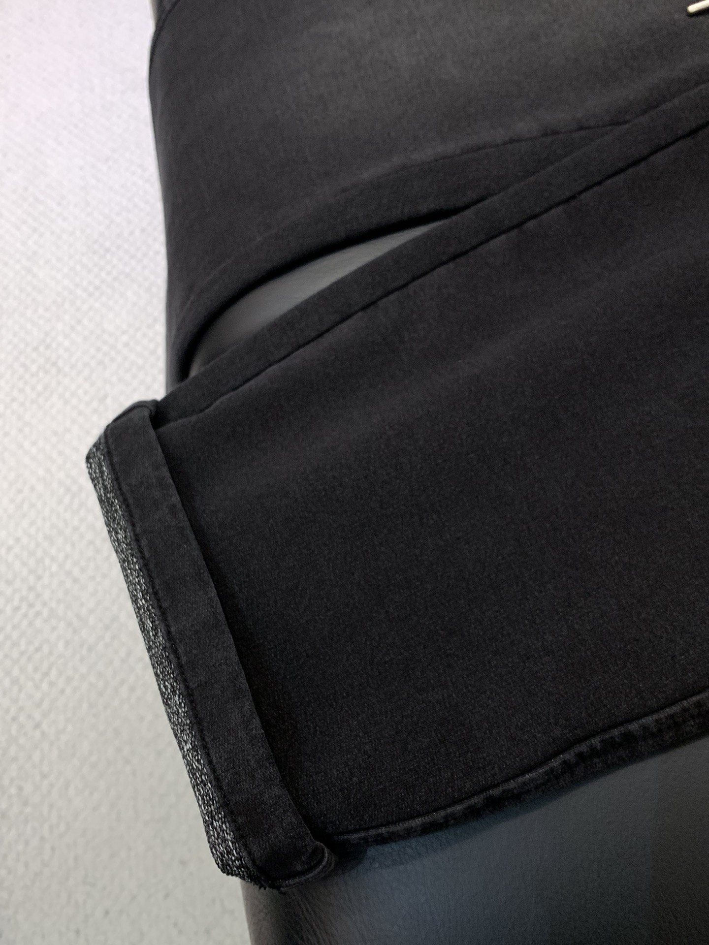 ，普拉达Prada 的飘带休闲牛仔。独爱这一条，弹力加倍的宽松牛仔卫裤…… 2025款重磅牛仔卫裤…..