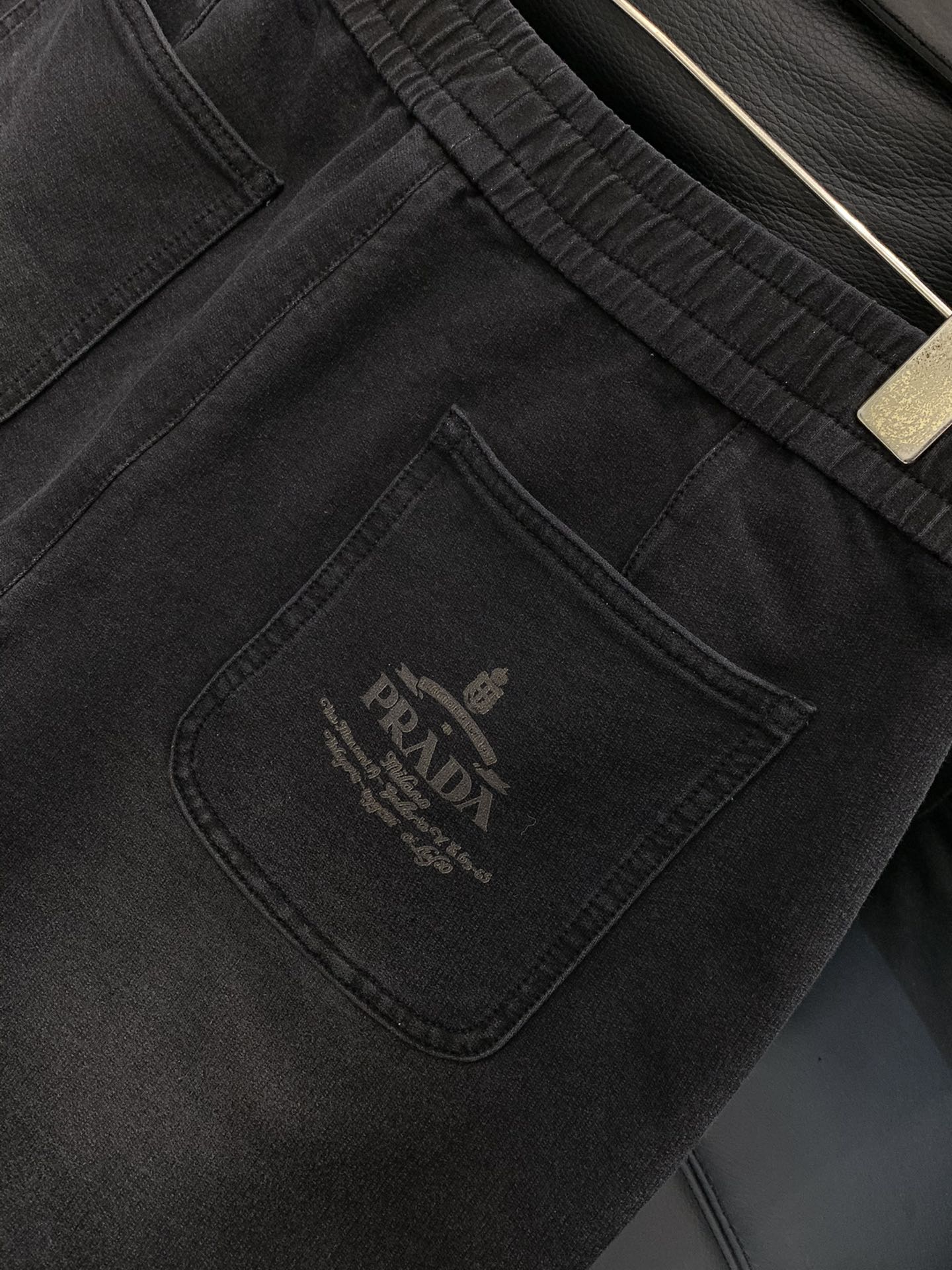 ，普拉达Prada 的飘带休闲牛仔。独爱这一条，弹力加倍的宽松牛仔卫裤…… 2025款重磅牛仔卫裤…..