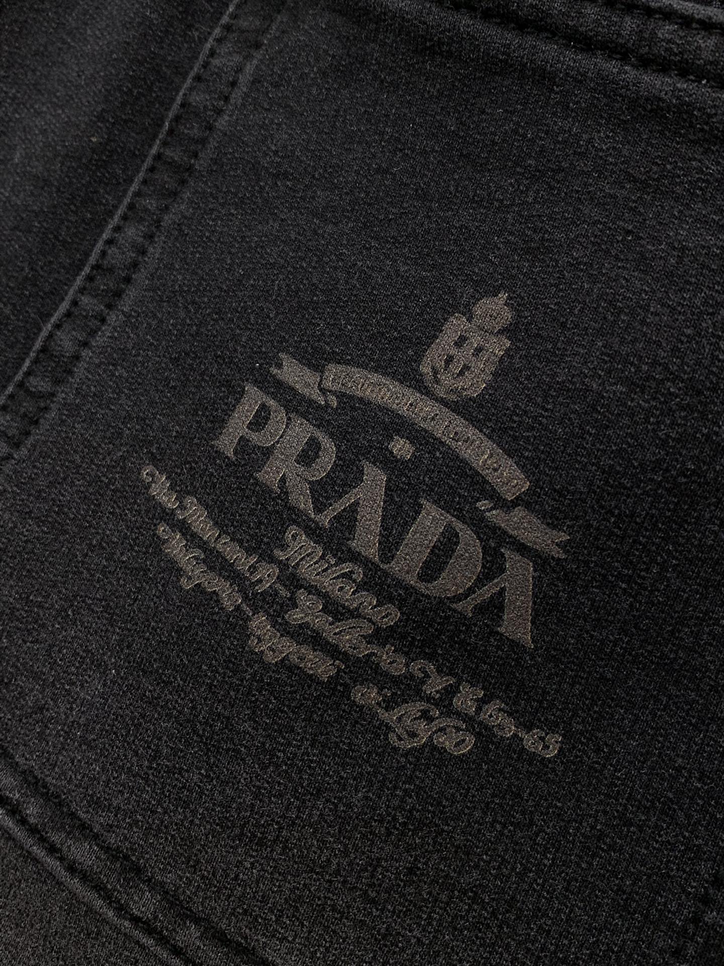 ，普拉达Prada 的飘带休闲牛仔。独爱这一条，弹力加倍的宽松牛仔卫裤…… 2025款重磅牛仔卫裤…..